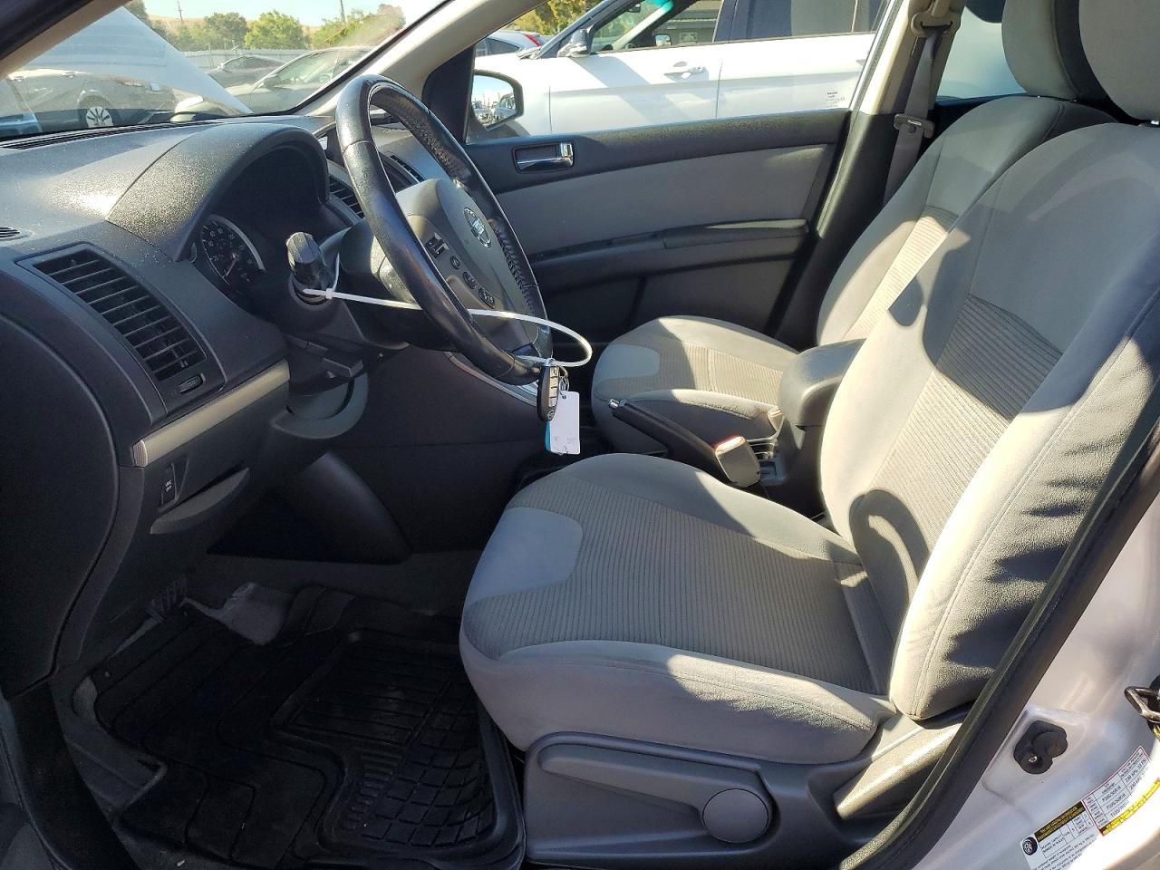 2011 Nissan Sentra 2.0 Серебряный vin: 3N1AB6AP7BL682395