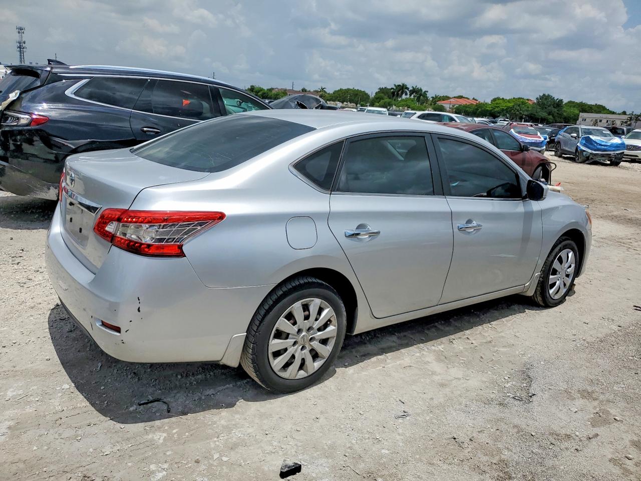 2015 Nissan Sentra S Серебряный vin: 3N1AB7AP0FY336428