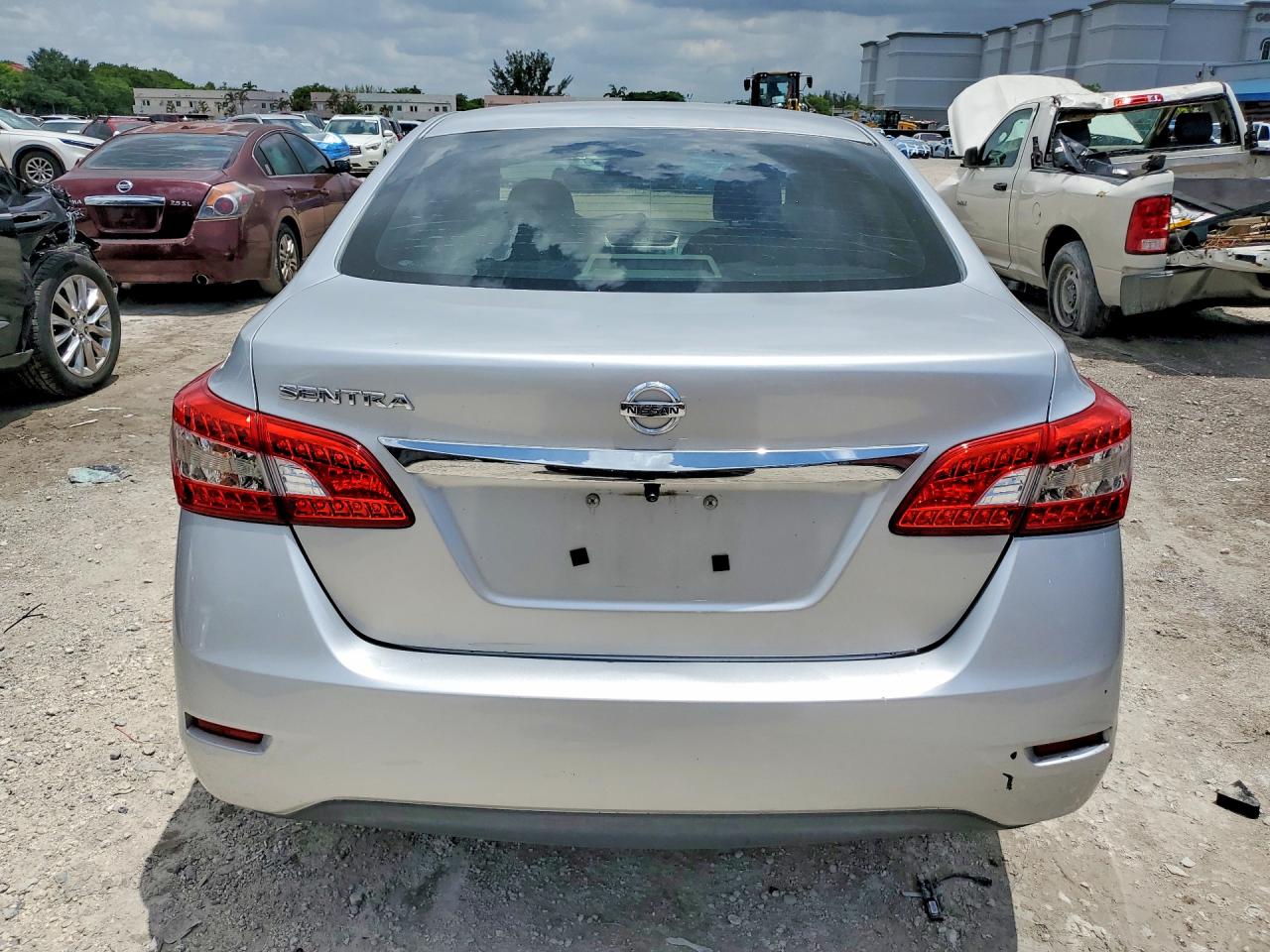 2015 Nissan Sentra S Серебряный vin: 3N1AB7AP0FY336428