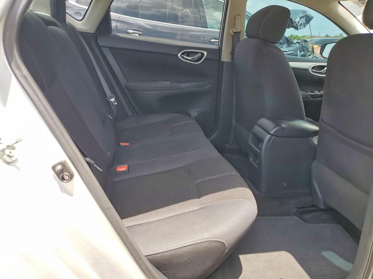 2015 Nissan Sentra S Серебряный vin: 3N1AB7AP0FY336428