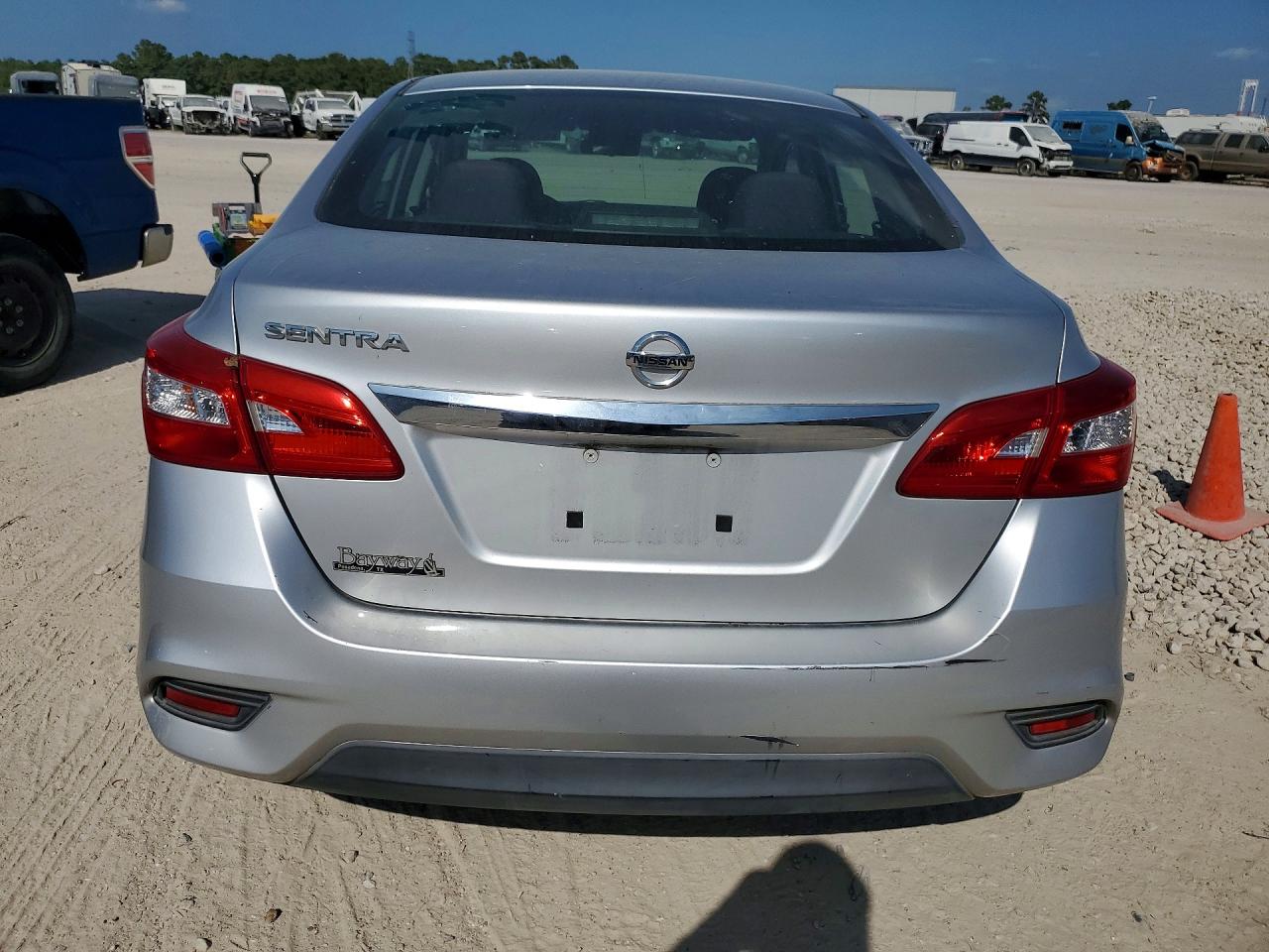 2017 Nissan Sentra S Серебряный vin: 3N1AB7AP0HY207253