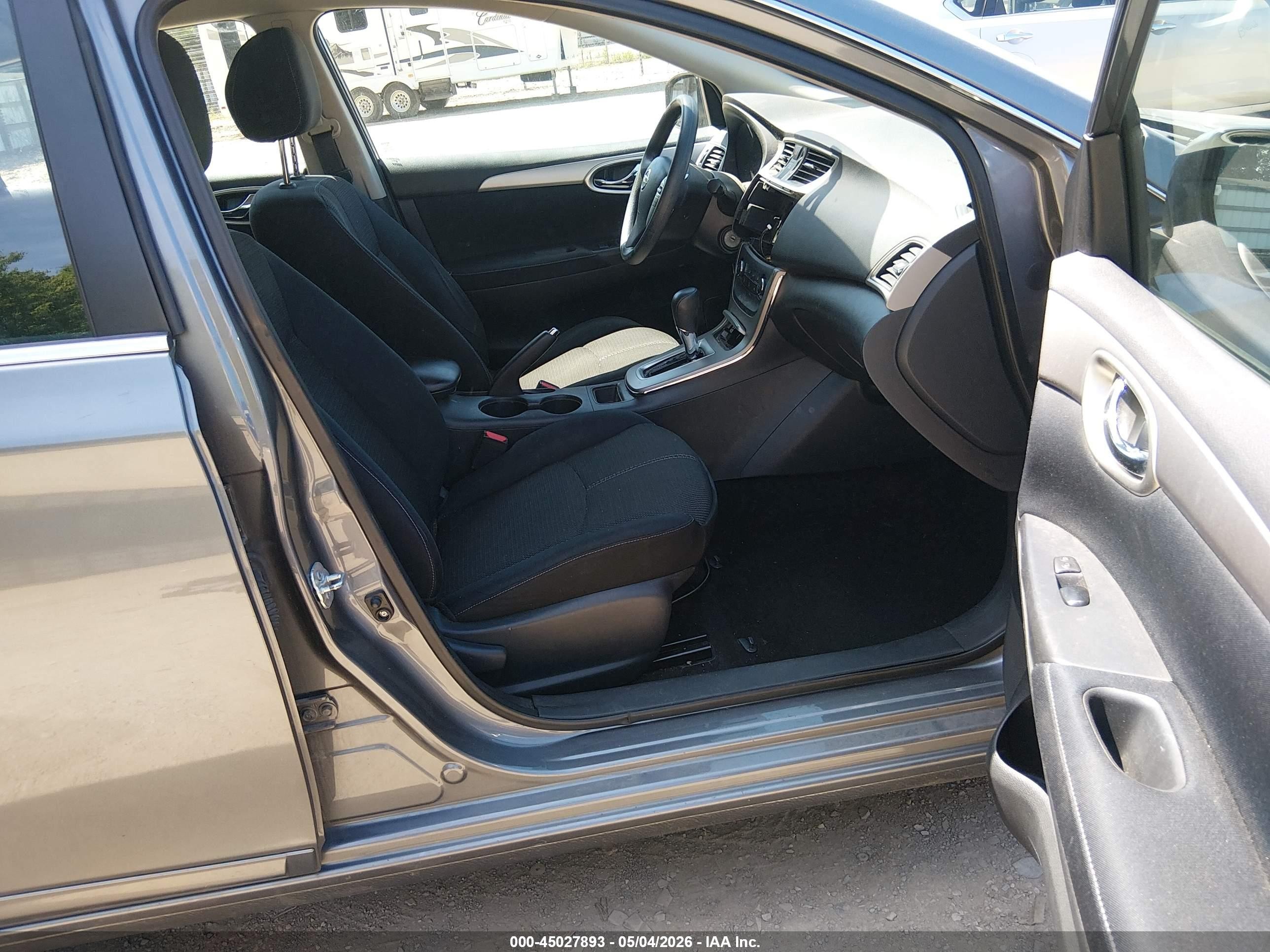 2015 Nissan Sentra S Серебряный vin: 3N1AB7AP2FY226285