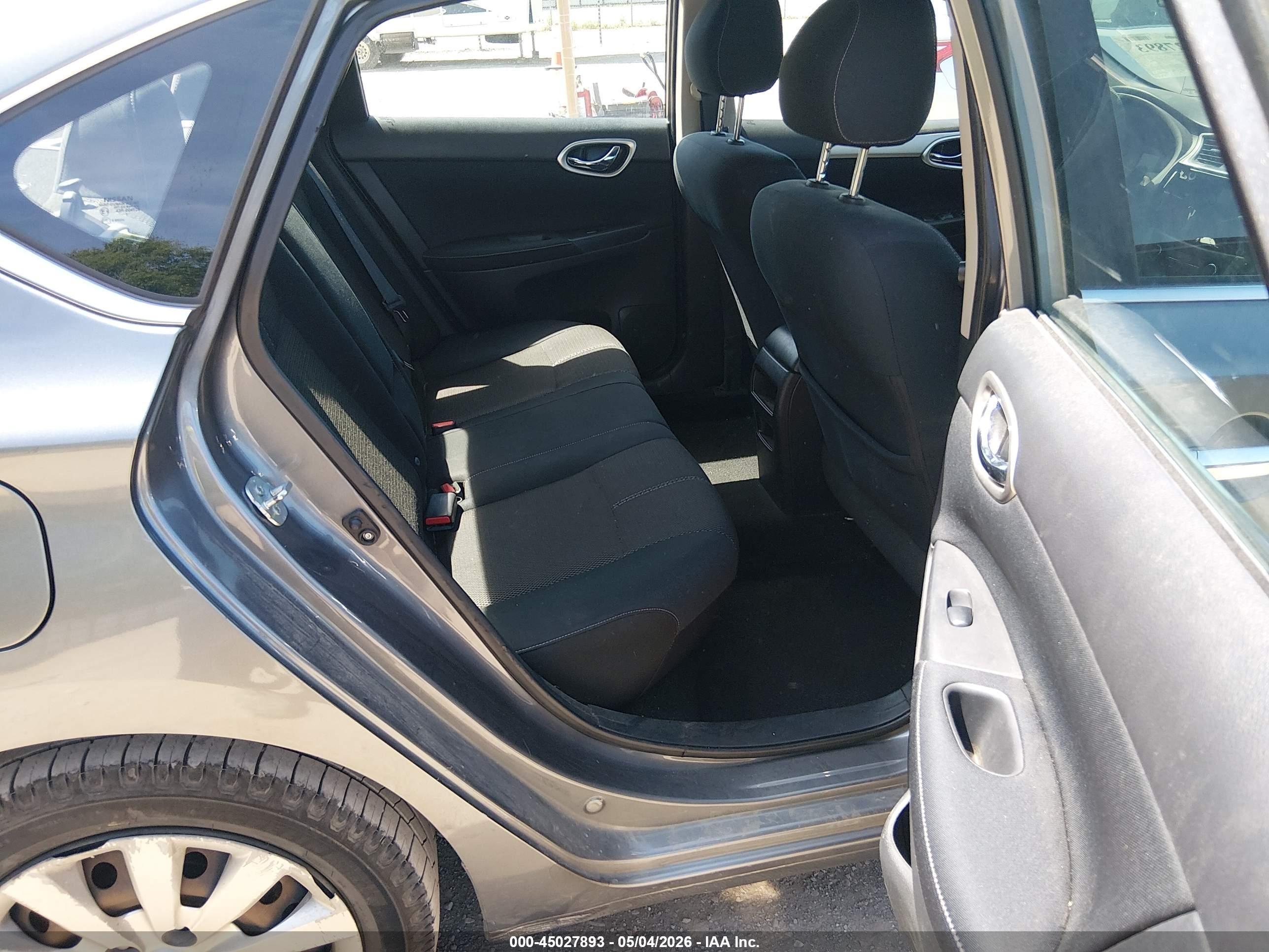 2015 Nissan Sentra S Серебряный vin: 3N1AB7AP2FY226285