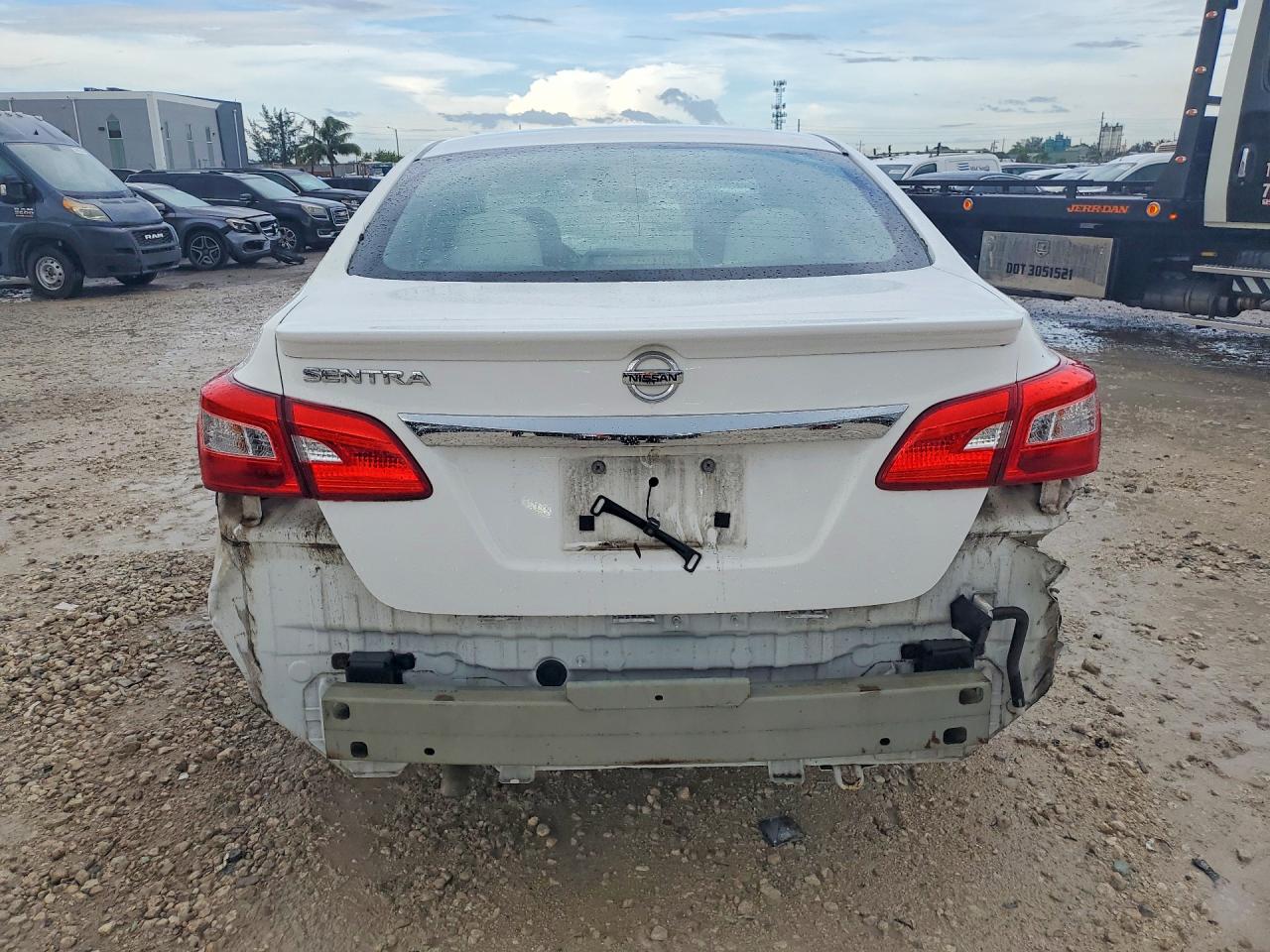 2017 Nissan Sentra S White vin: 3N1AB7AP3HY256320