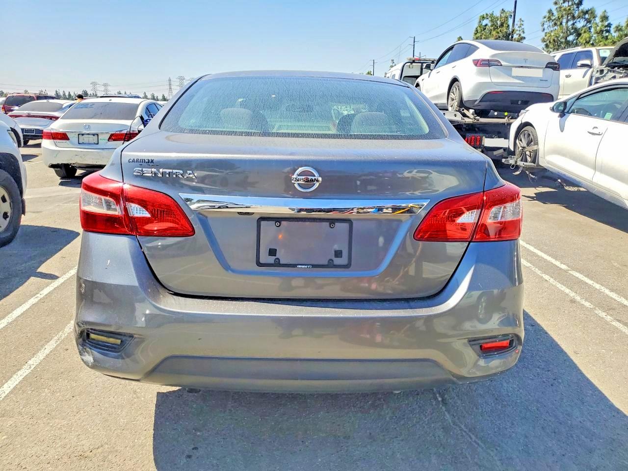 2018 Nissan Sentra S Серый vin: 3N1AB7AP3JY301438