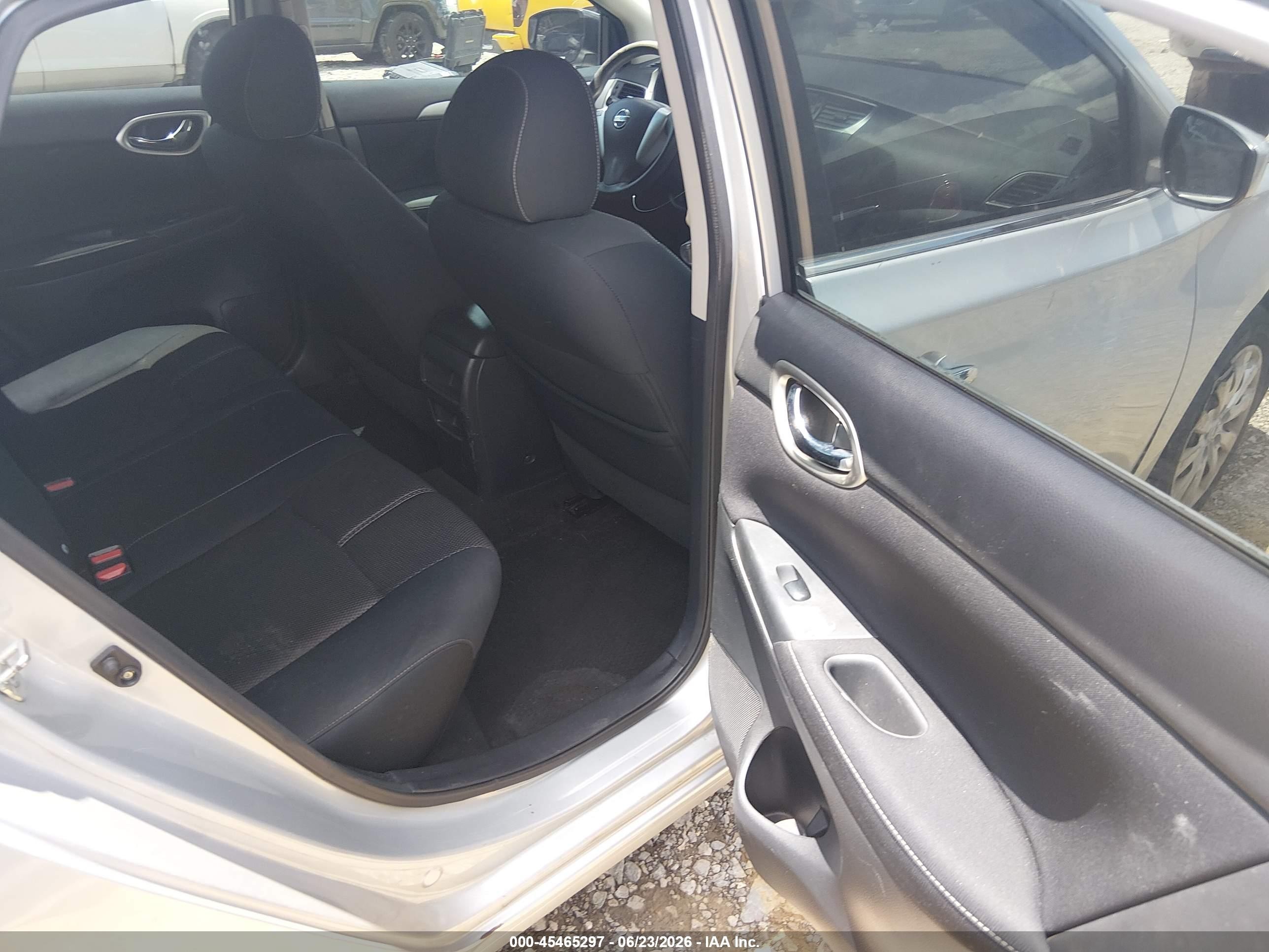 2014 Nissan Sentra S Серебряный vin: 3N1AB7AP6EY233920