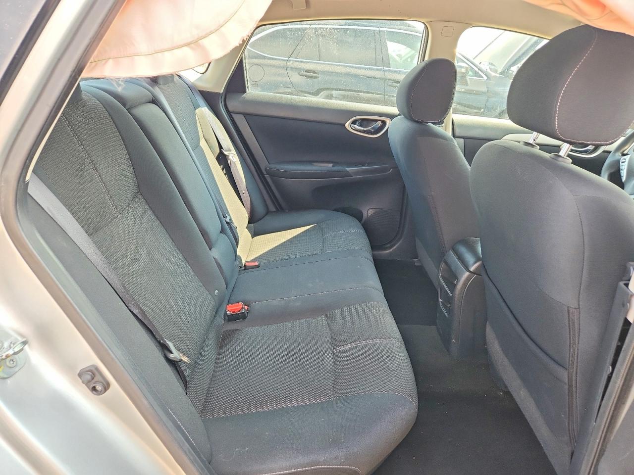 2015 Nissan Sentra S Серебряный vin: 3N1AB7AP6FY288210