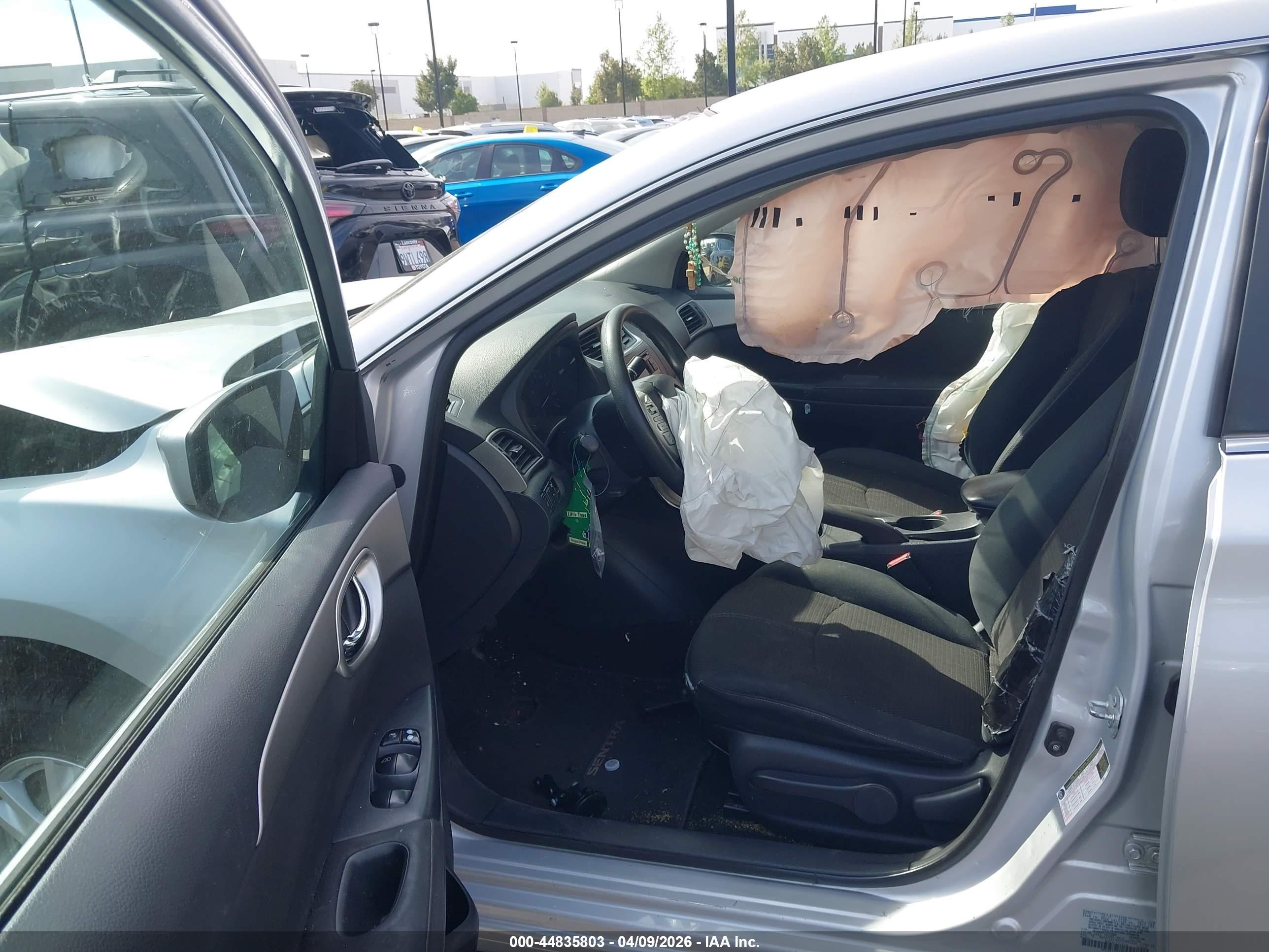 2015 Nissan Sentra S Серебряный vin: 3N1AB7AP7FY215525