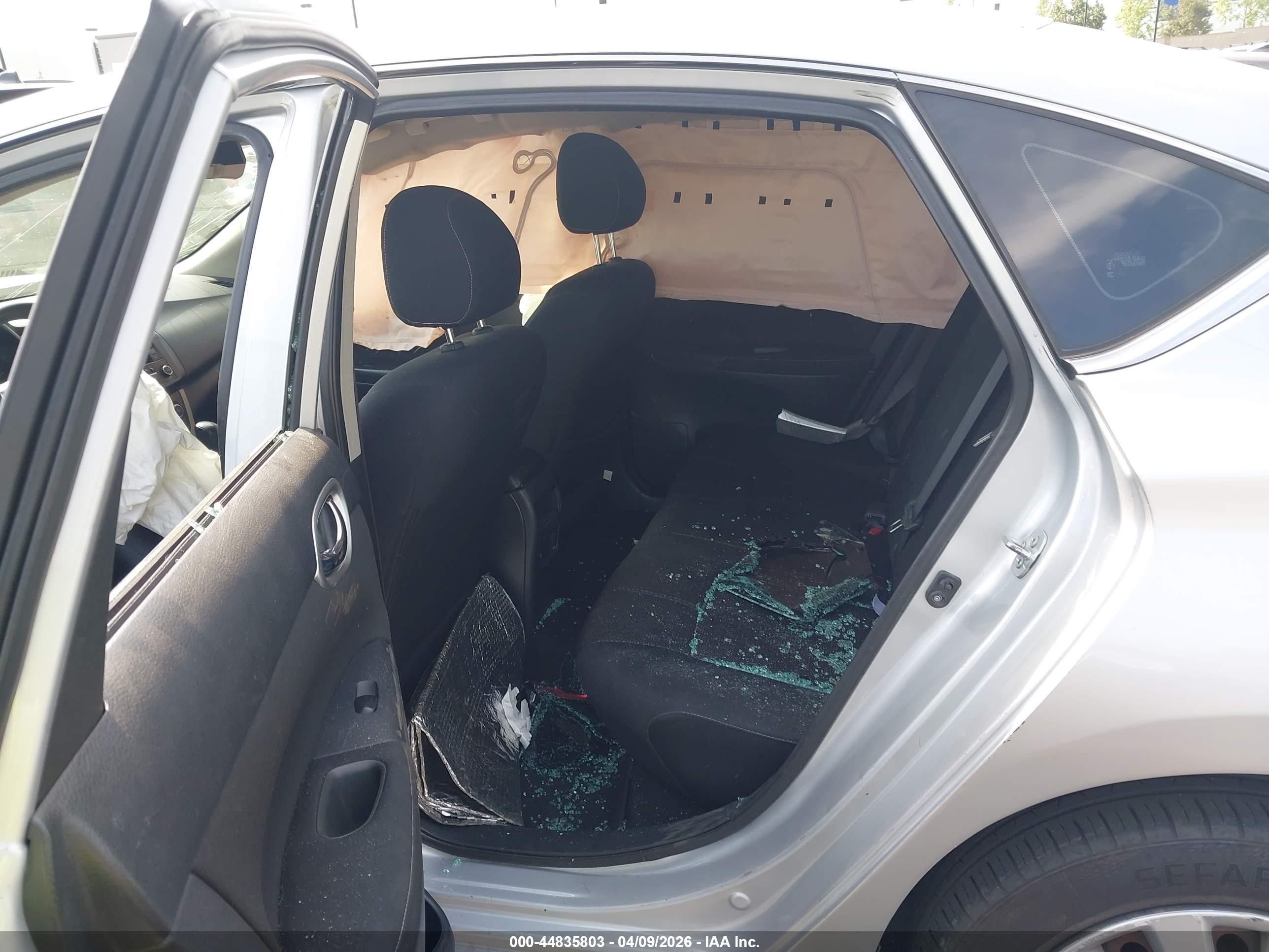 2015 Nissan Sentra S Серебряный vin: 3N1AB7AP7FY215525