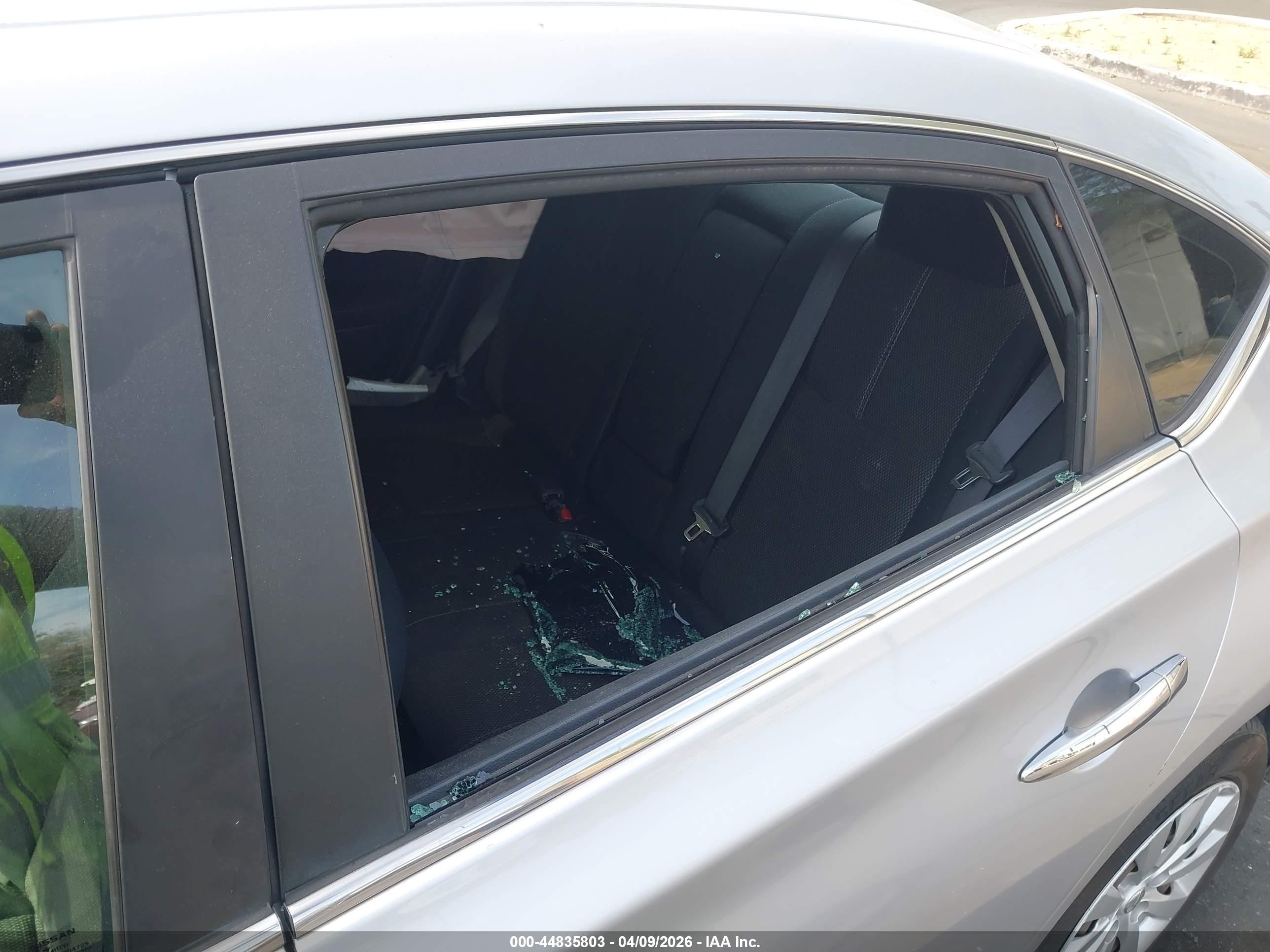 2015 Nissan Sentra S Серебряный vin: 3N1AB7AP7FY215525