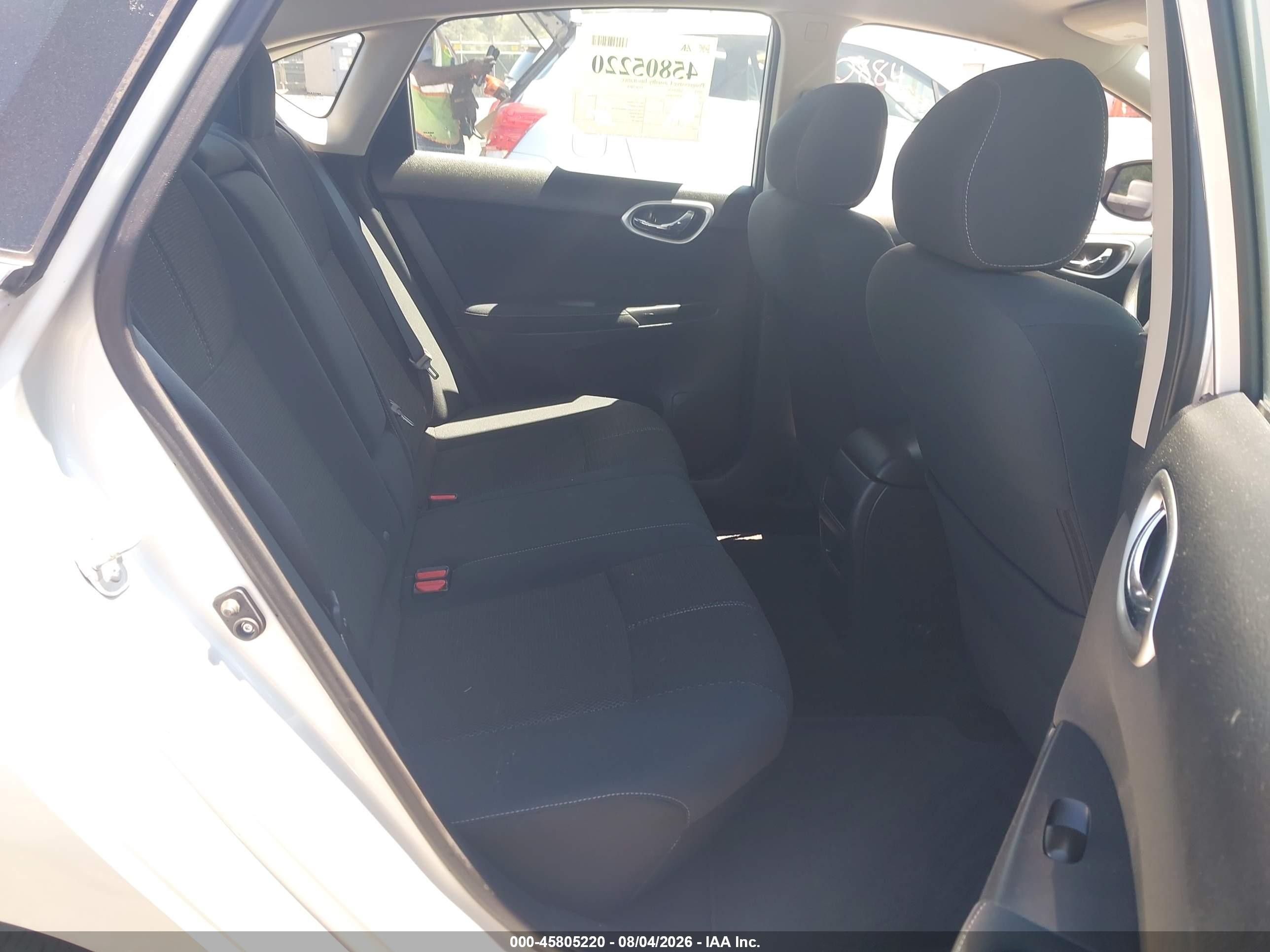 2015 Nissan Sentra S Серебряный vin: 3N1AB7AP7FY378563