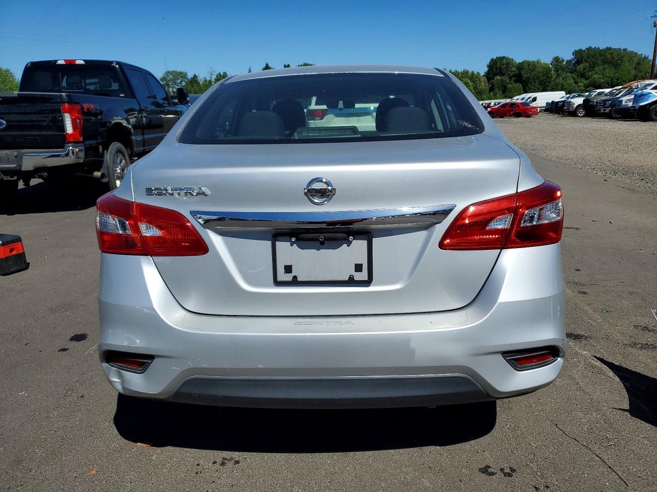 2017 Nissan Sentra S Серебряный vin: 3N1AB7AP7HY328653
