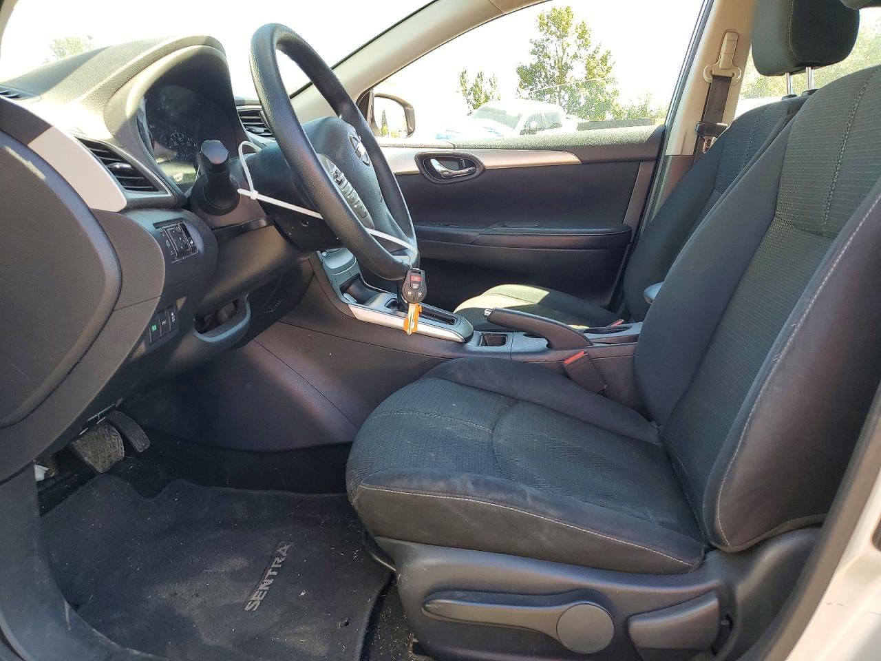 2017 Nissan Sentra S Серебряный vin: 3N1AB7AP7HY328653