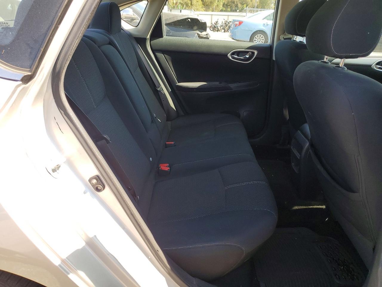 2014 Nissan Sentra S Серебряный vin: 3N1AB7AP8EY255157