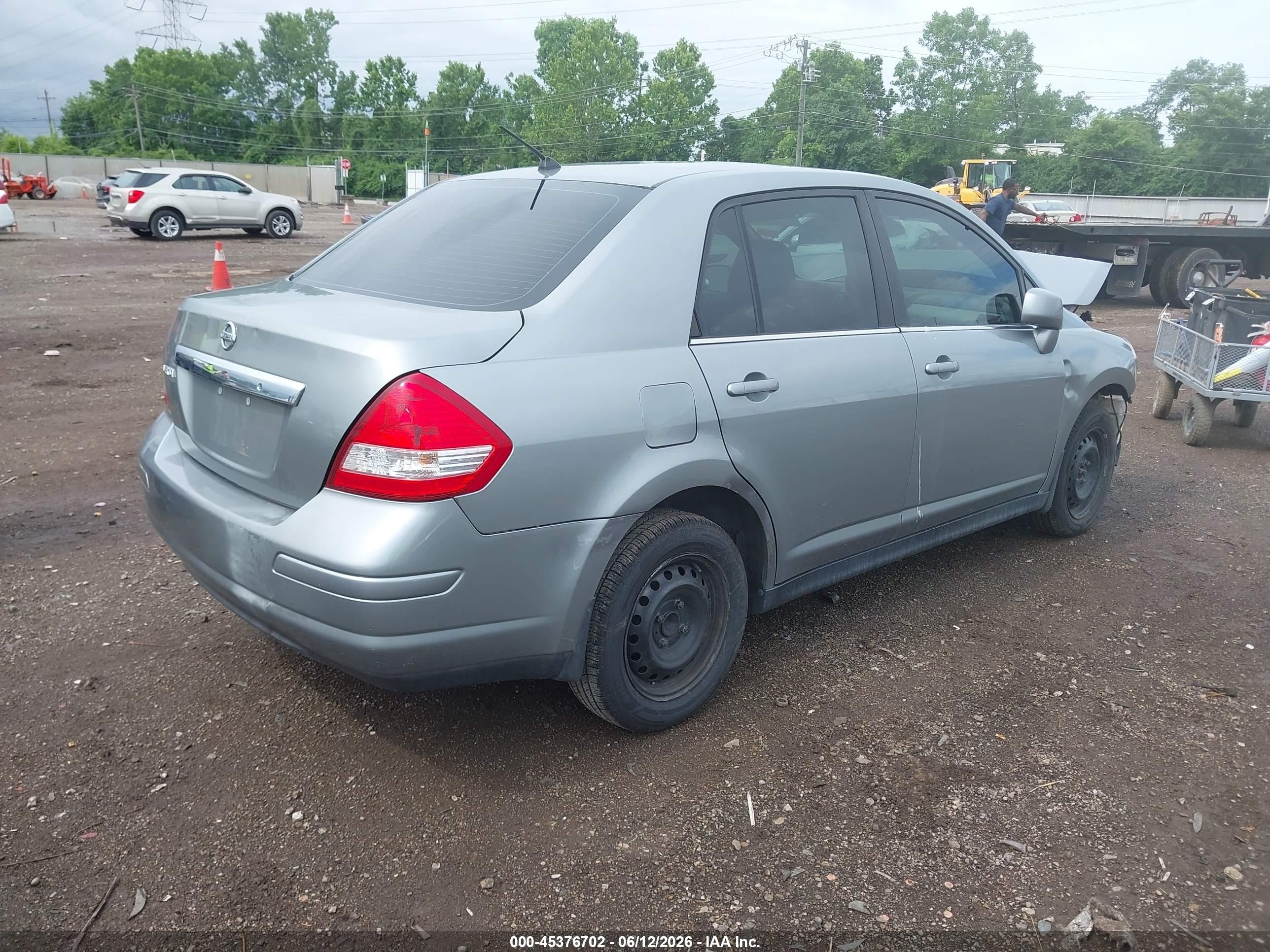 2008 Nissan Versa 1.8 S Silver vin: 3N1BC11E08L456274