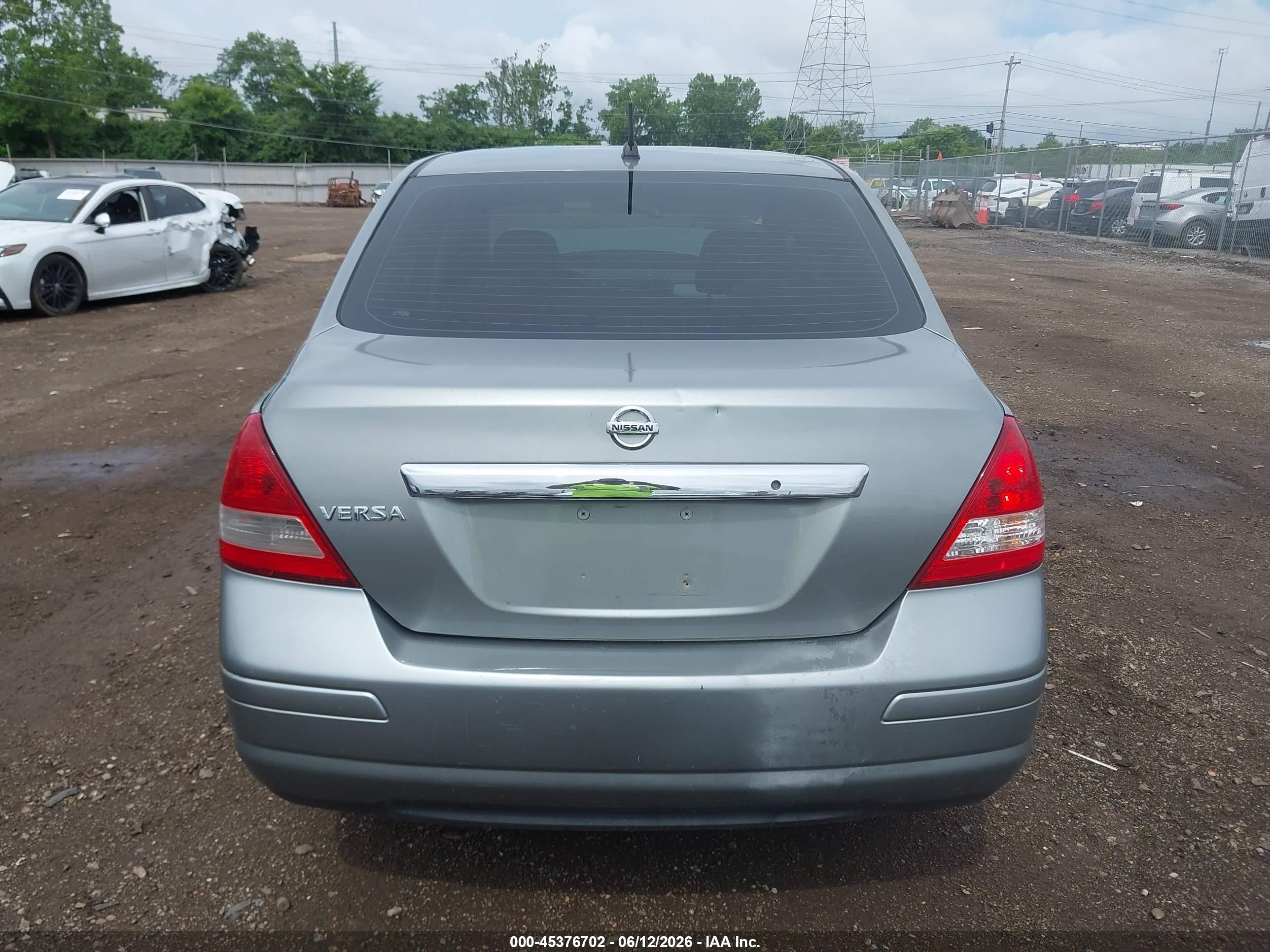2008 Nissan Versa 1.8 S Silver vin: 3N1BC11E08L456274