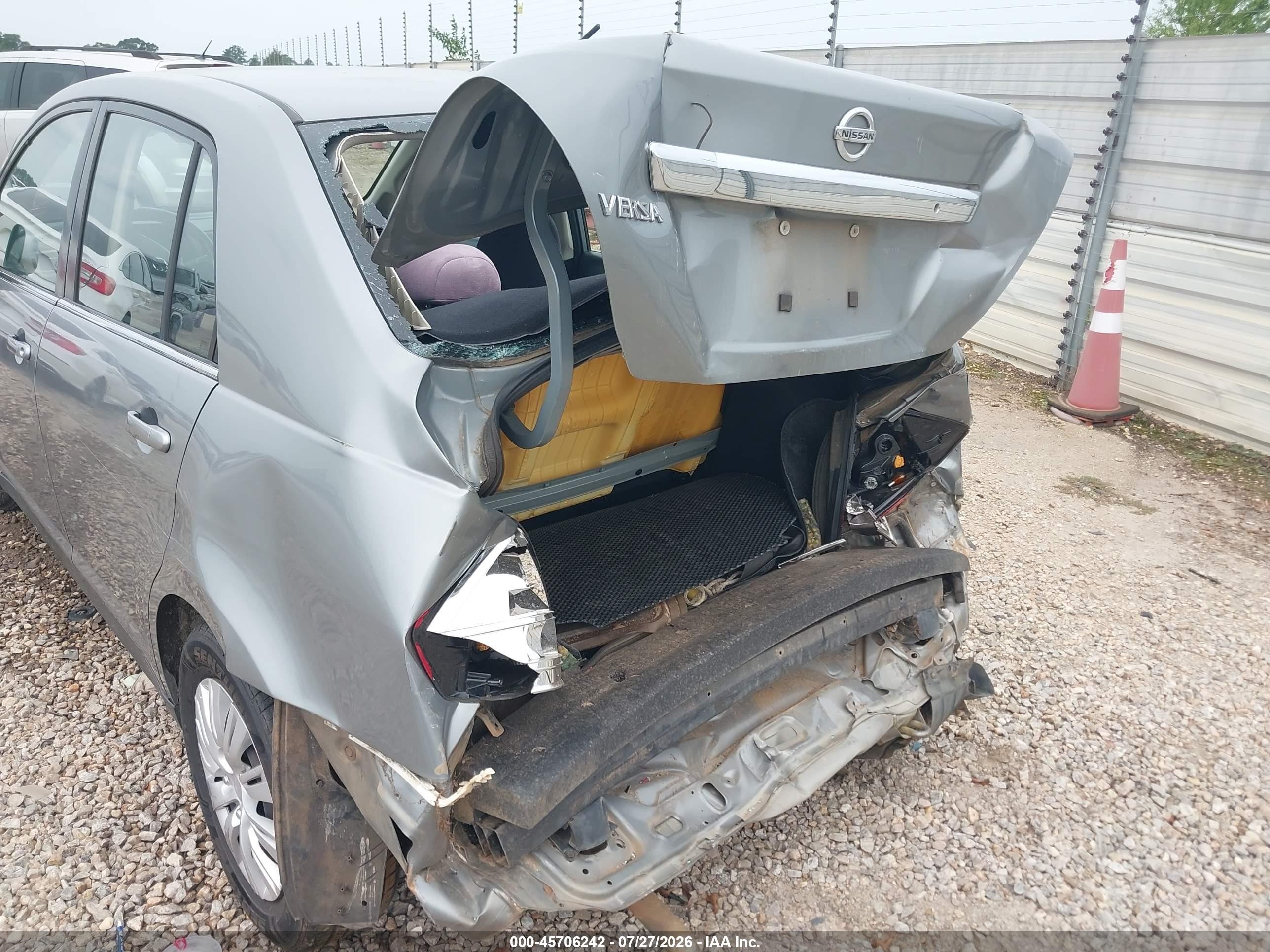 2008 Nissan Versa 1.8 S Silver vin: 3N1BC11E18L352845