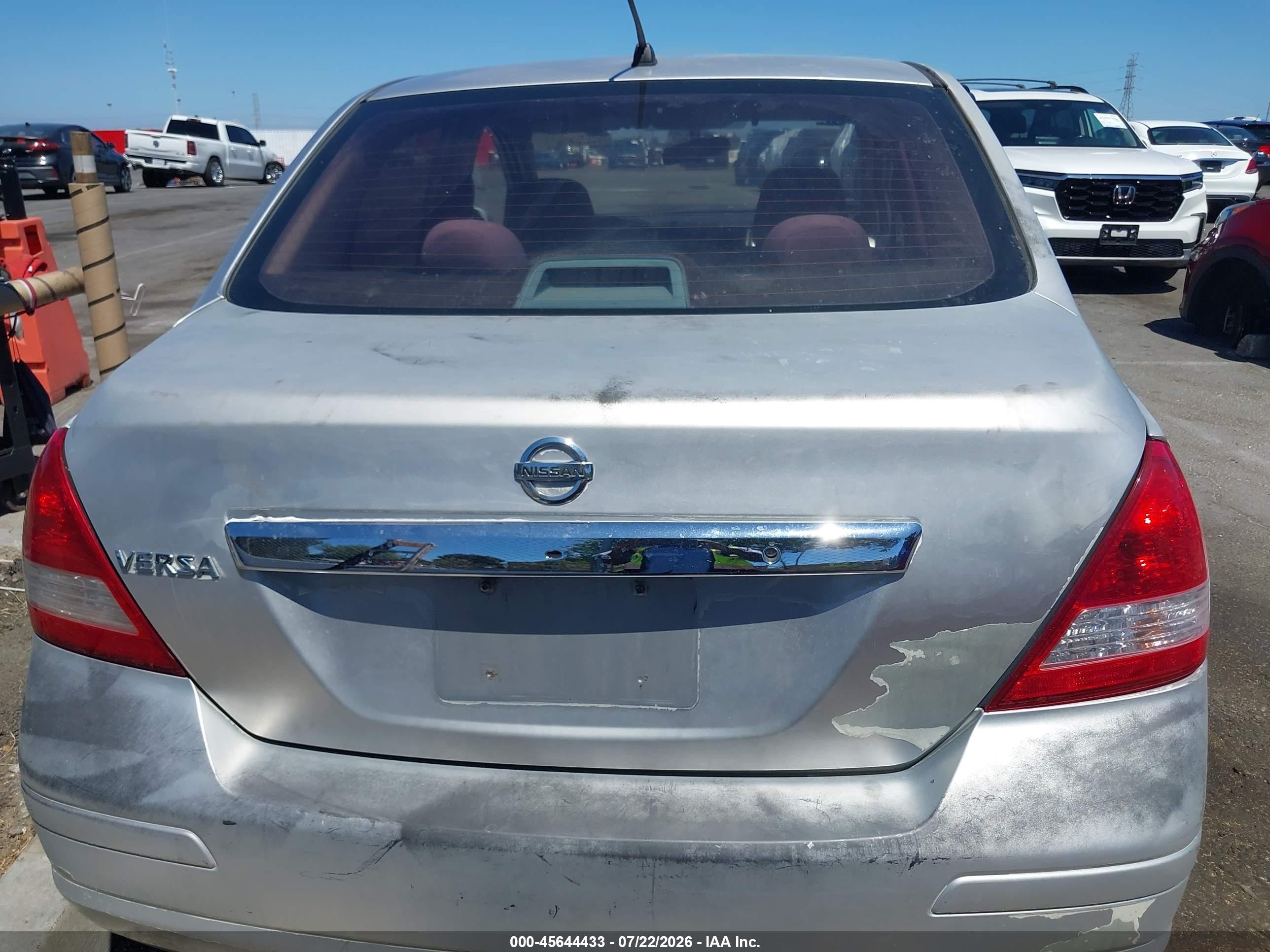 2008 Nissan Versa 1.8 S Silver vin: 3N1BC11E38L397771
