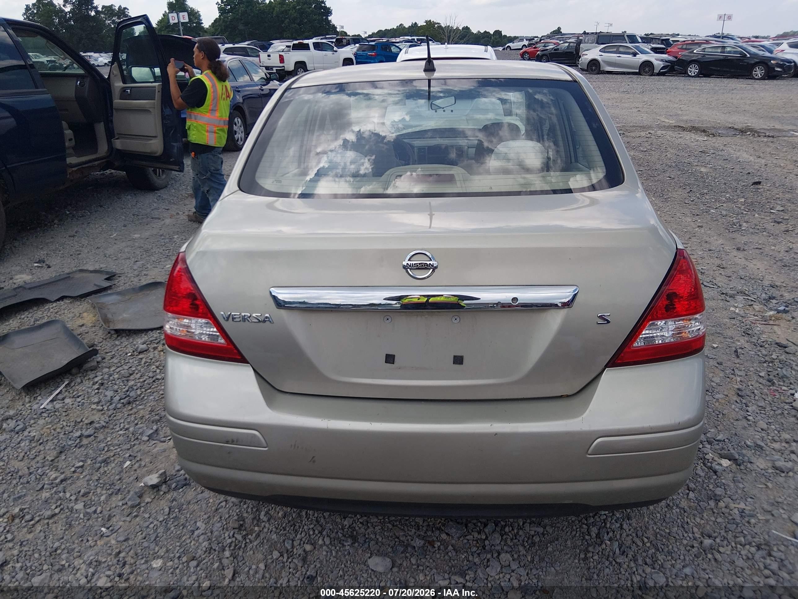 2007 Nissan Versa 1.8s Champagne vin: 3N1BC11E47L443283