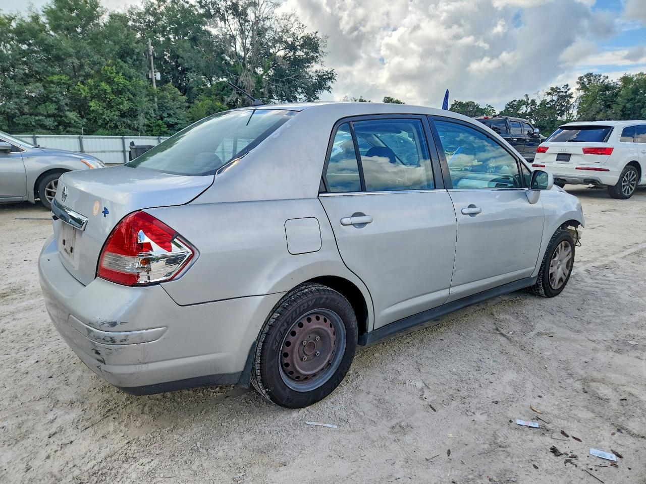 2008 Nissan Versa 1.8 S Silver vin: 3N1BC11E48L382597