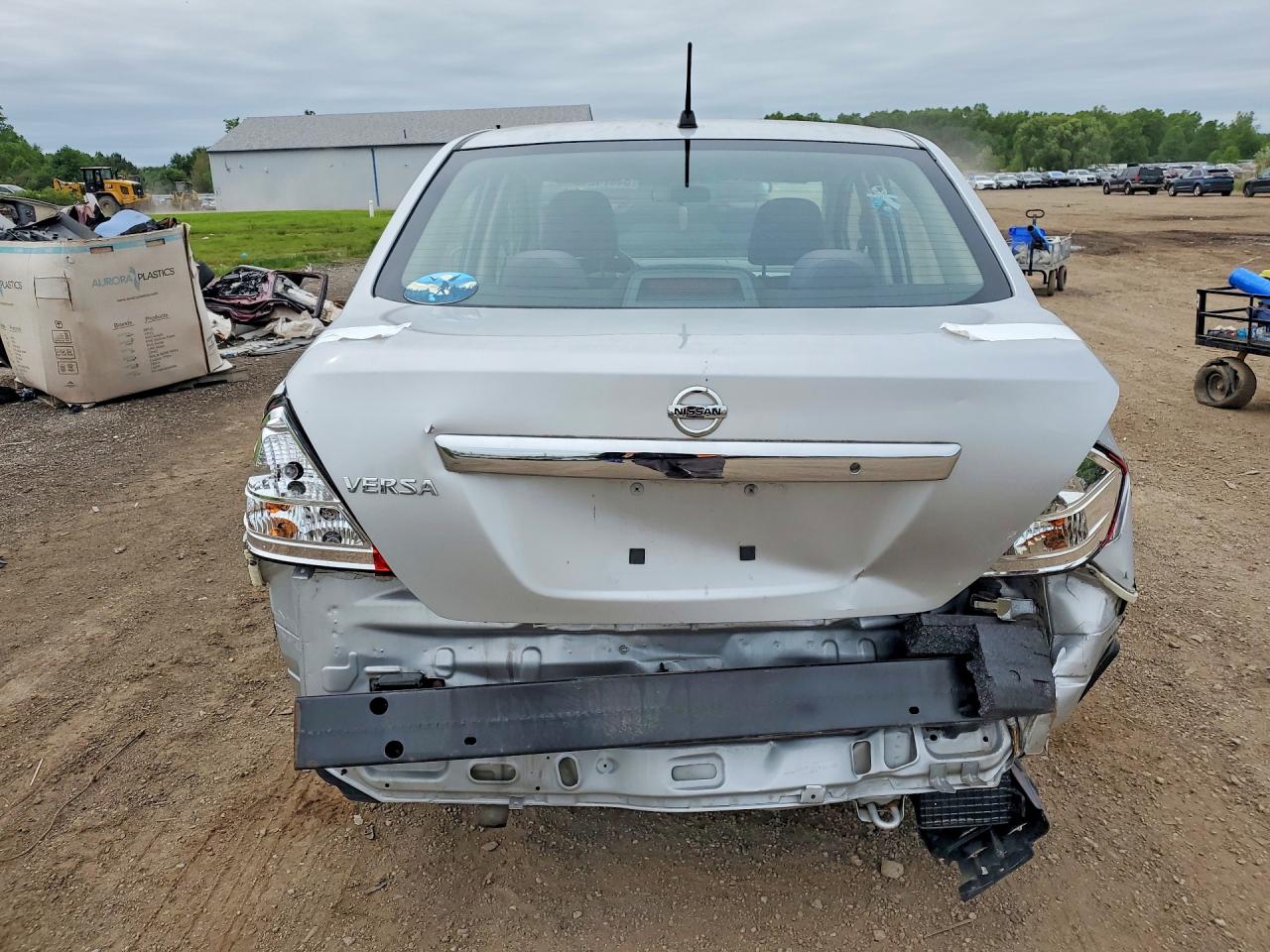 2009 Nissan Versa 1.8 S Silver vin: 3N1BC11E49L398087