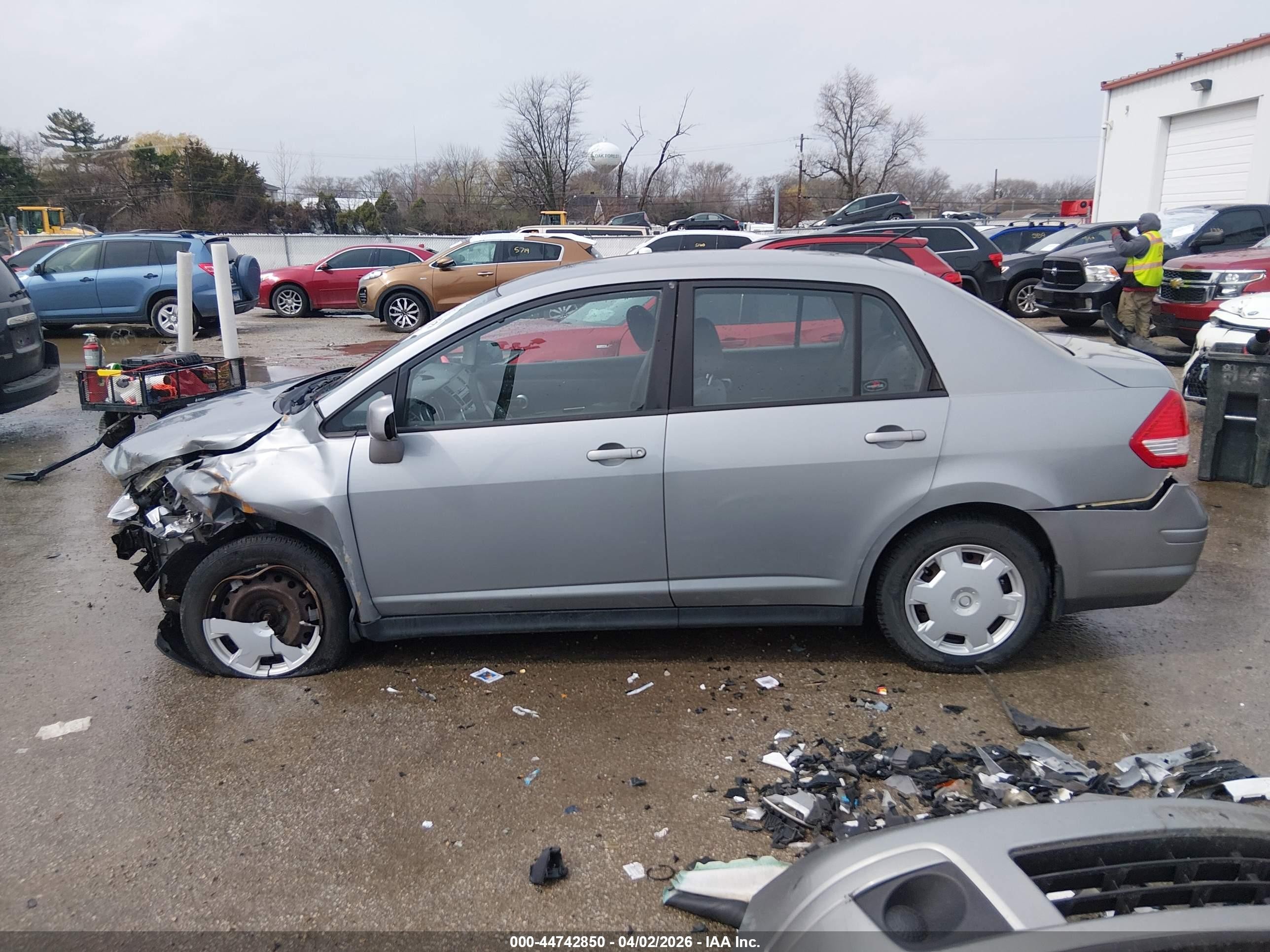 2009 Nissan Versa 1.8s Silver vin: 3N1BC11E59L398552