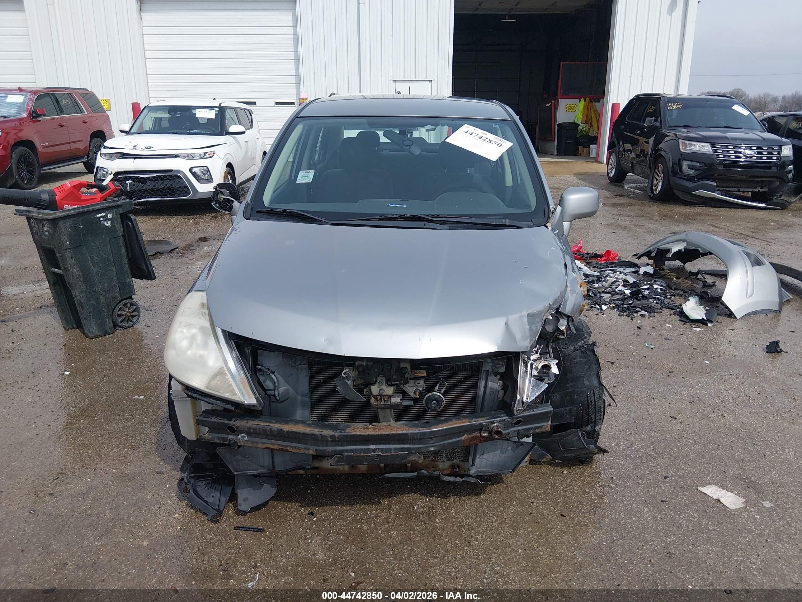 2009 Nissan Versa 1.8s Silver vin: 3N1BC11E59L398552