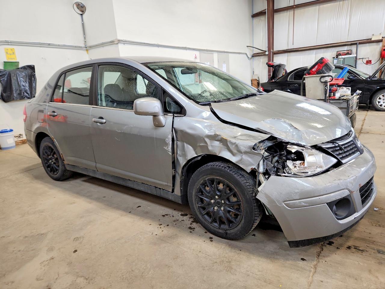 2008 Nissan Versa 1.8 S Серебряный vin: 3N1BC11E78L380908