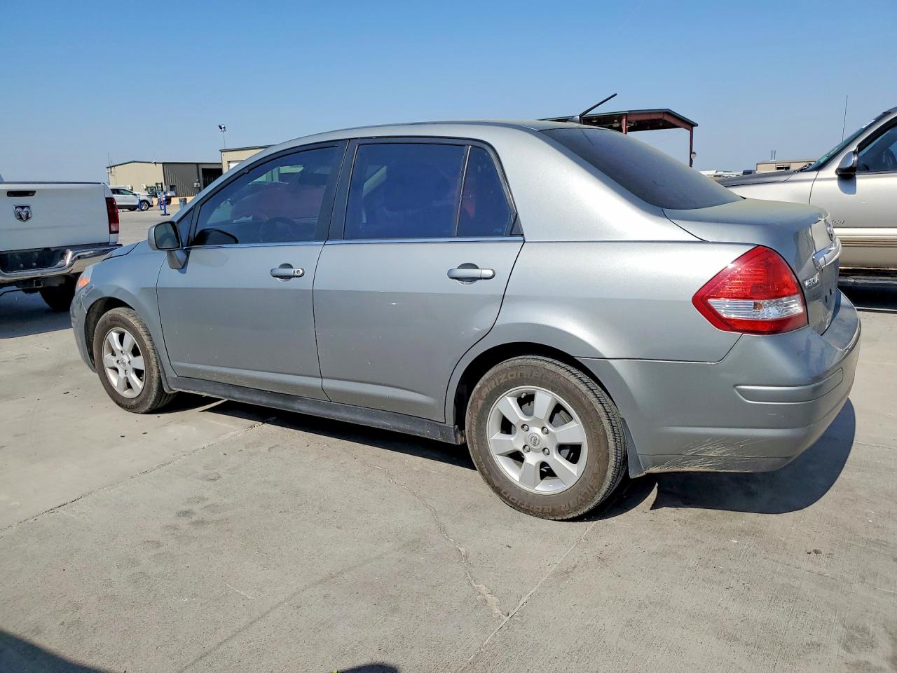 2008 Nissan Versa 1.8 S Silver vin: 3N1BC11E78L395036