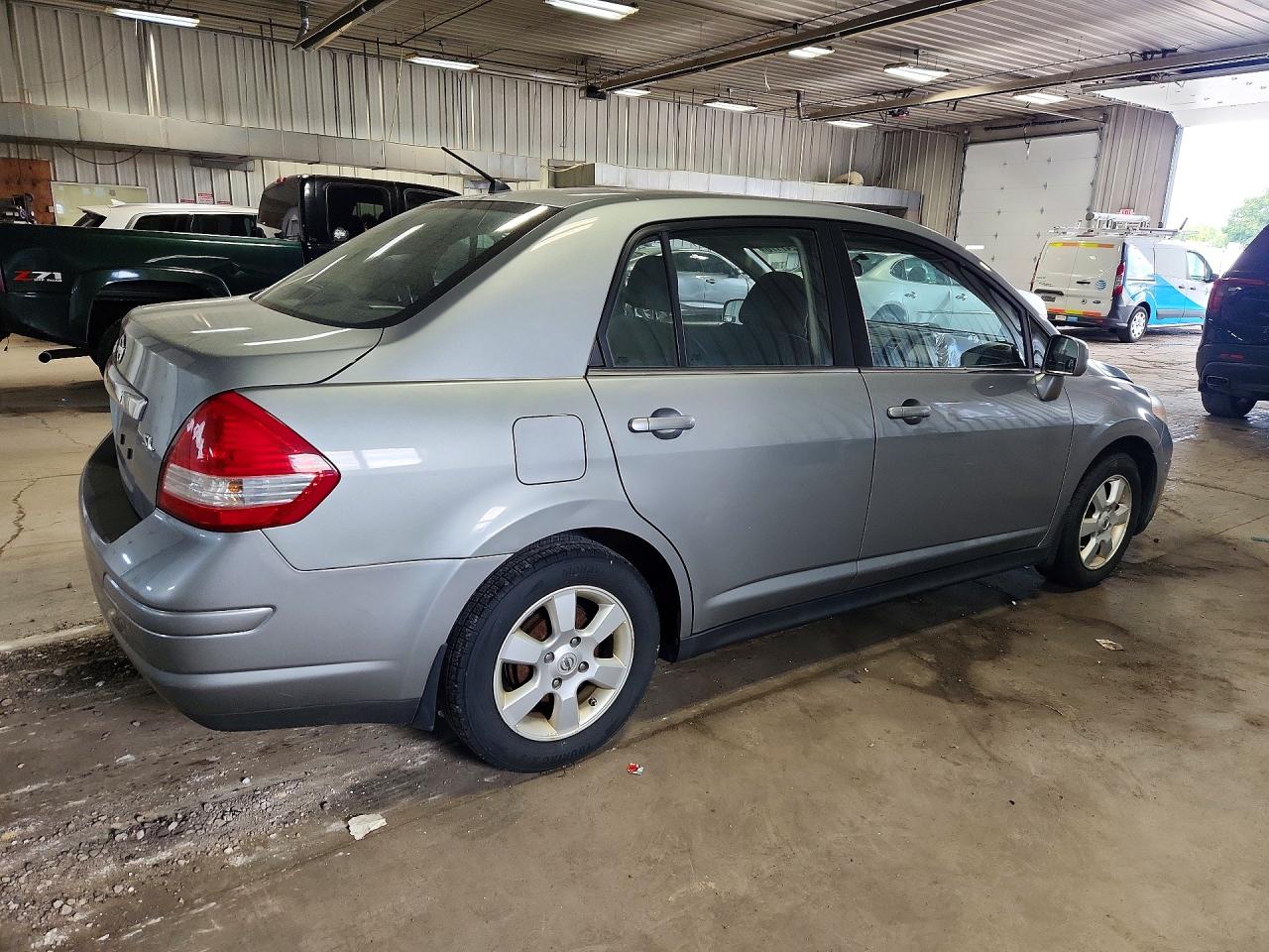 2008 Nissan Versa 1.8 S Silver vin: 3N1BC11EX8L365741