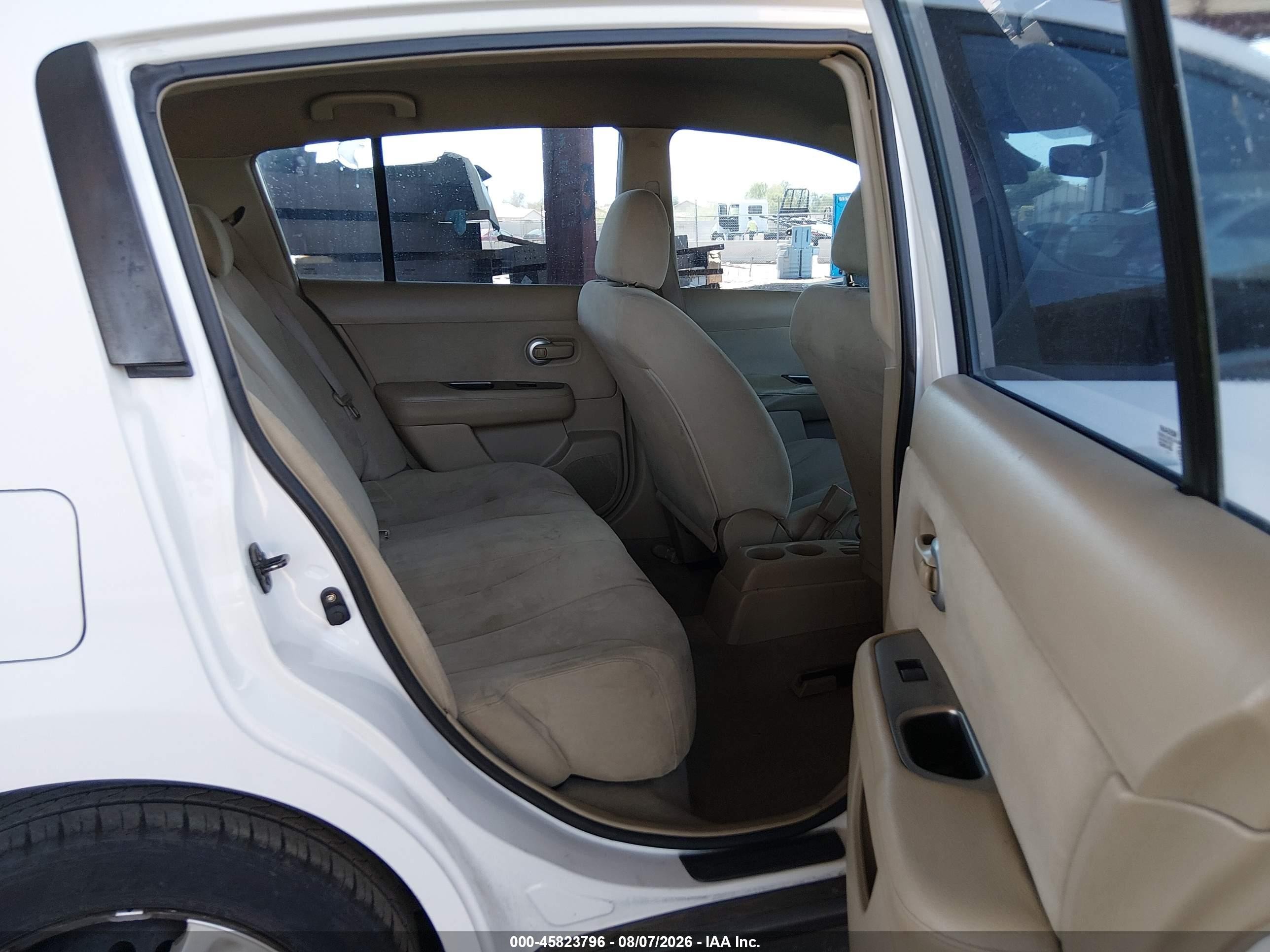 2009 Nissan Versa 1.8s White vin: 3N1BC13E59L357223