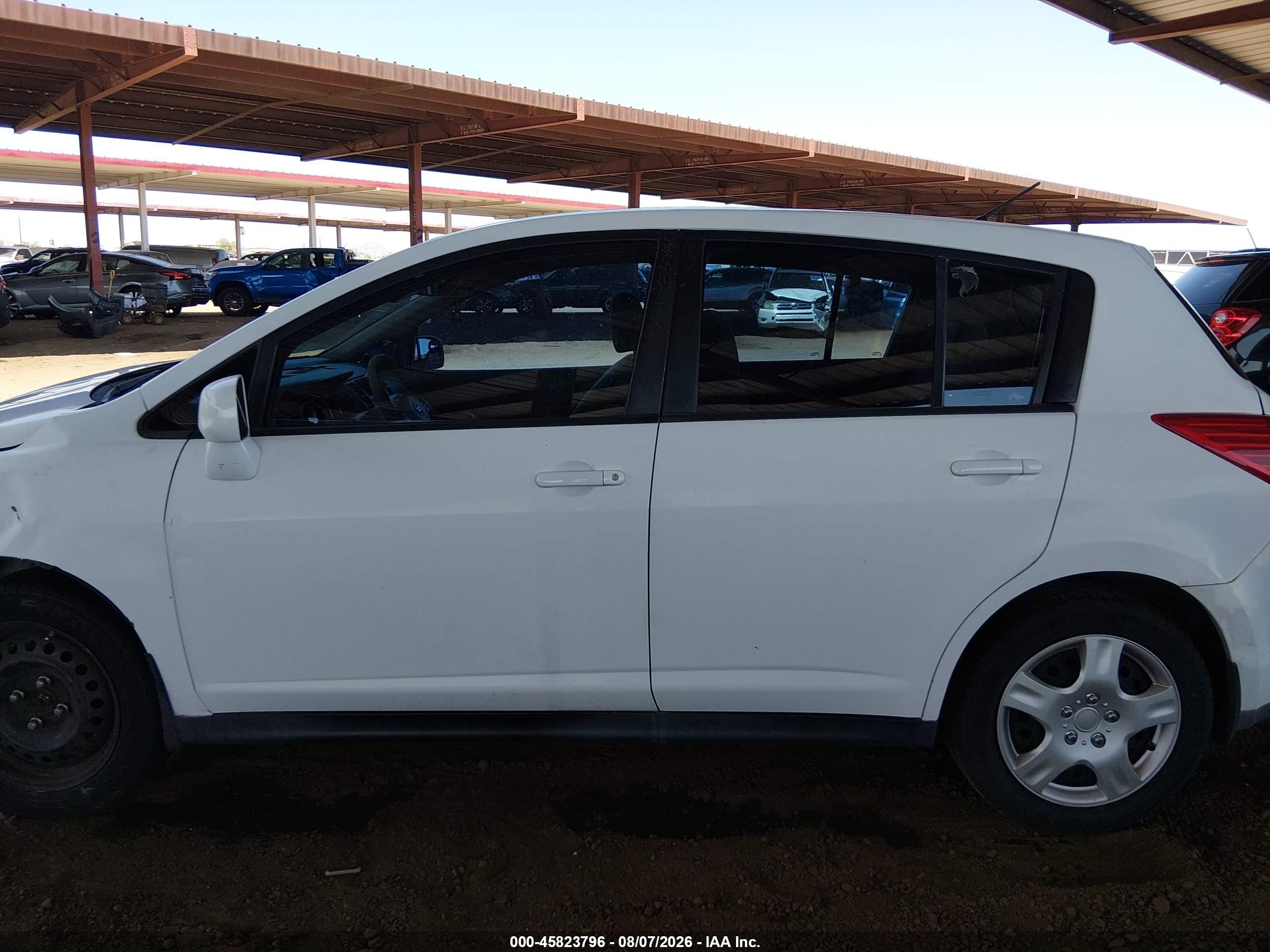 2009 Nissan Versa 1.8s White vin: 3N1BC13E59L357223