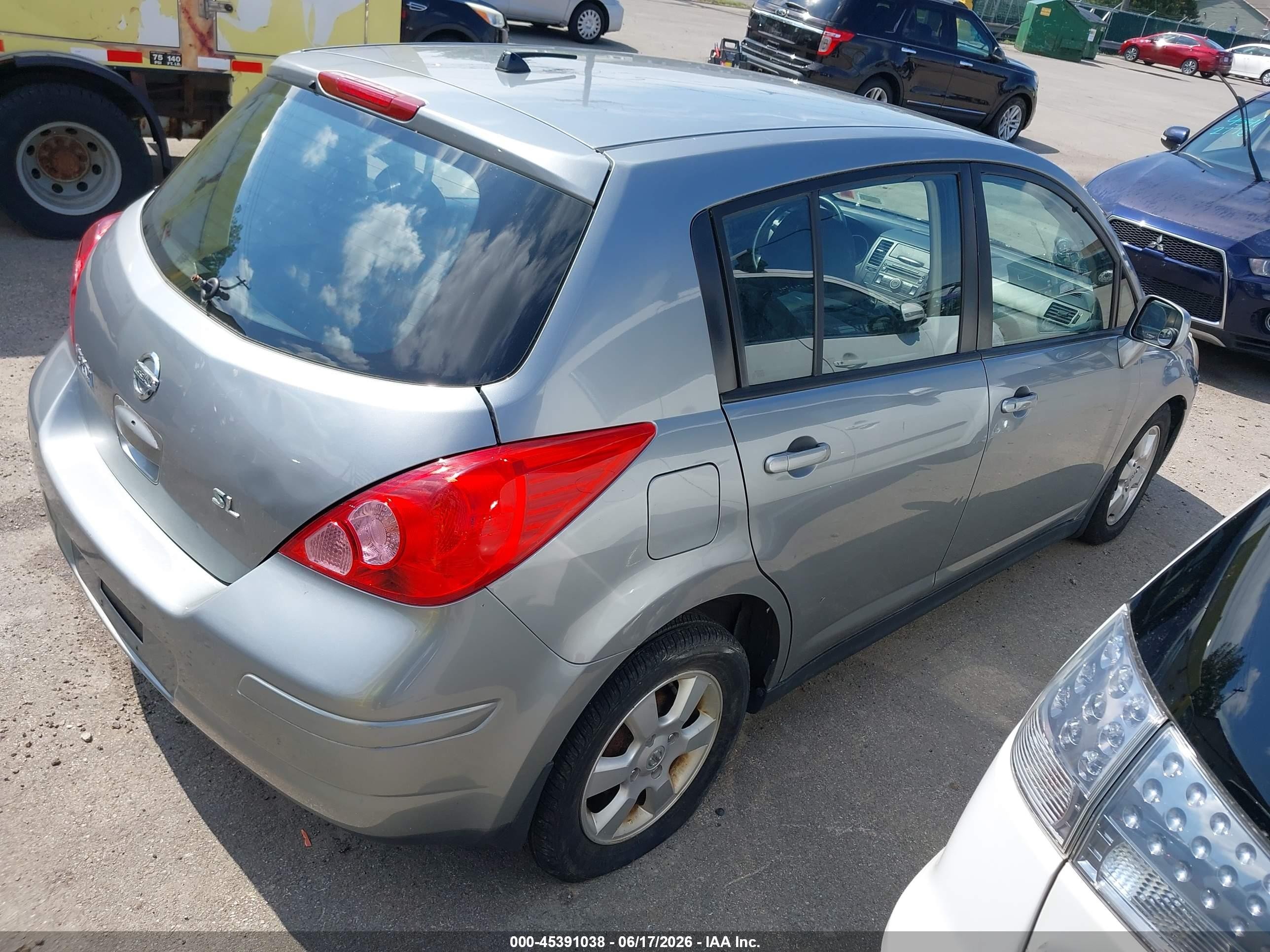 2009 Nissan Versa 1.8sl Серебряный vin: 3N1BC13E59L405741