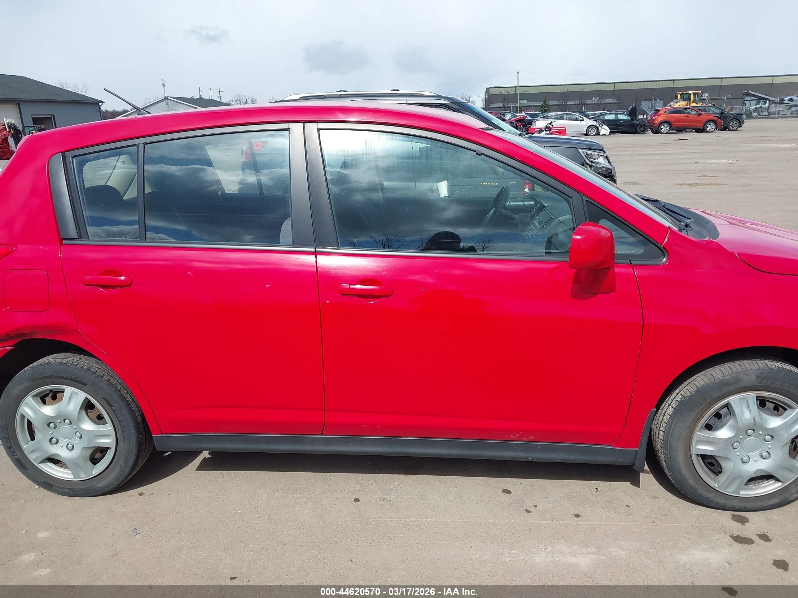 2009 Nissan Versa 1.8s Красный vin: 3N1BC13E59L455040