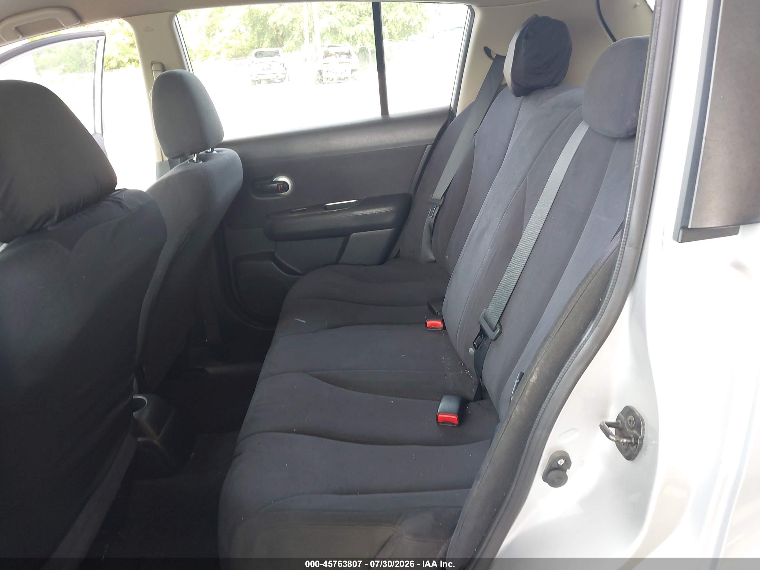 2008 Nissan Versa 1.8 S Silver vin: 3N1BC13E68L456681