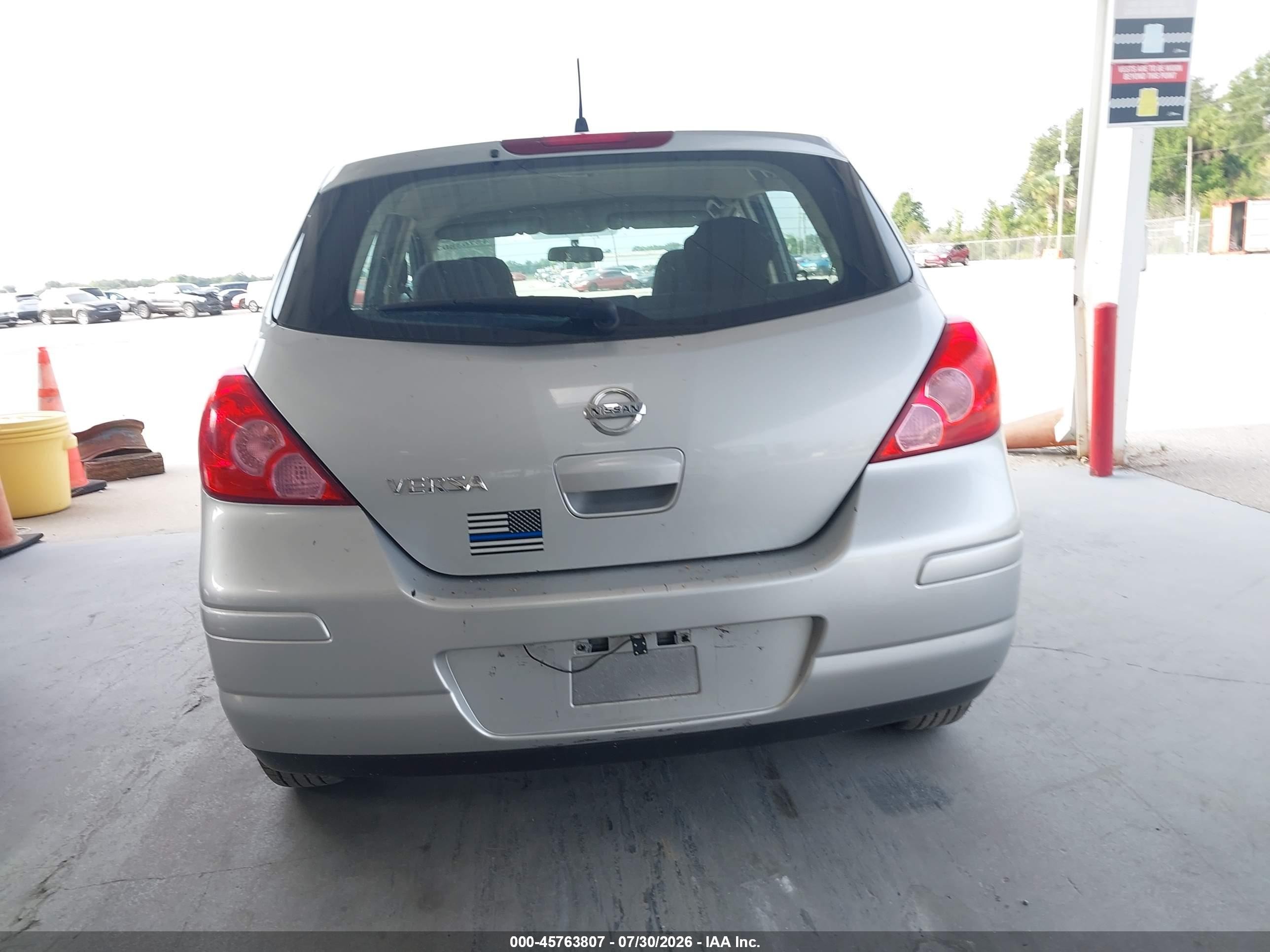 2008 Nissan Versa 1.8 S Silver vin: 3N1BC13E68L456681