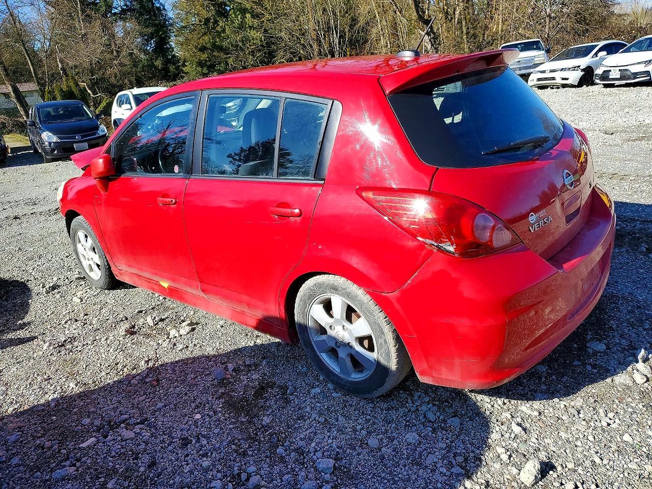 2009 Nissan Versa 1.8 S Red vin: 3N1BC13E69L394653