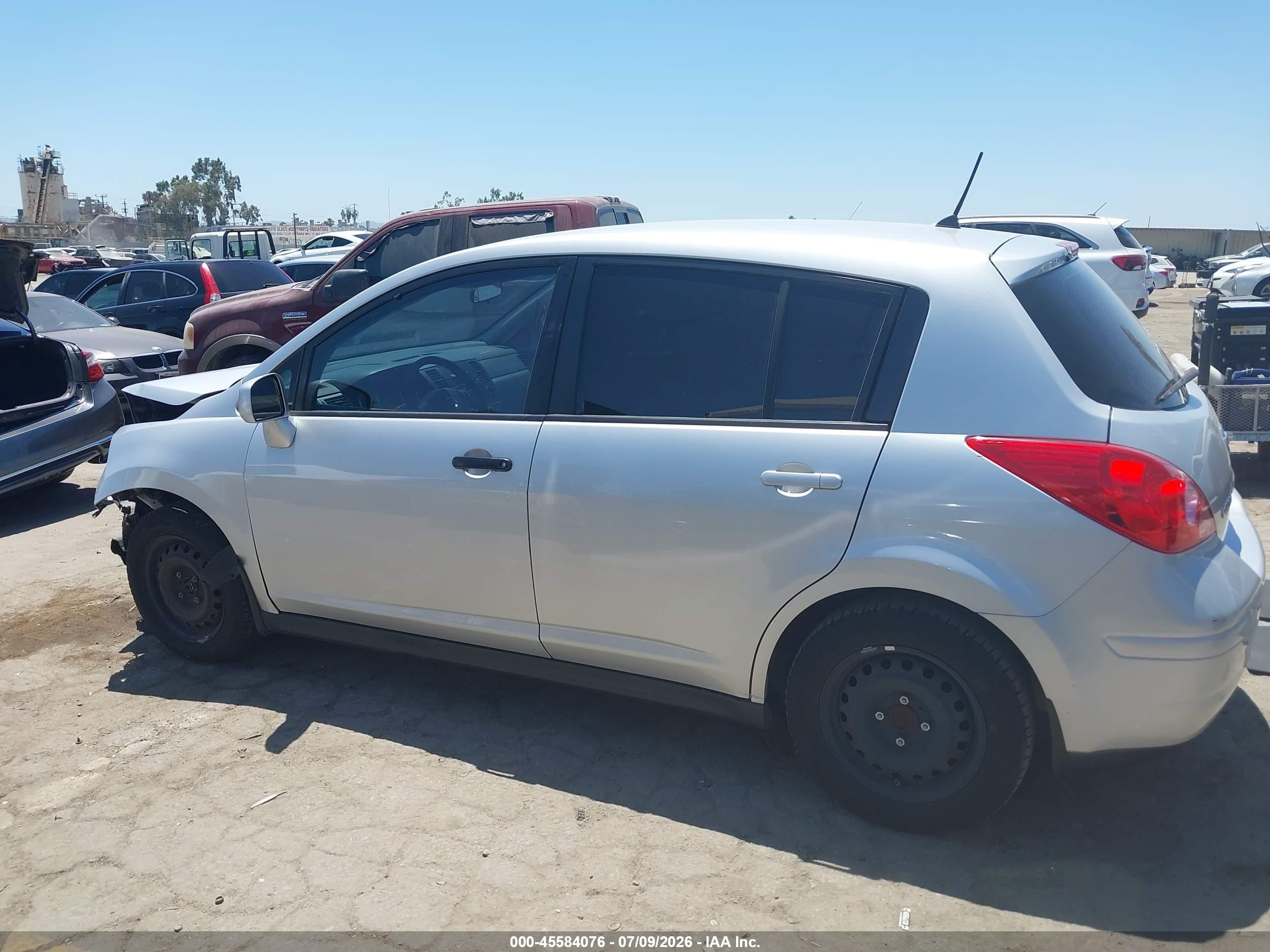 2009 Nissan Versa 1.8s Silver vin: 3N1BC13E69L402038