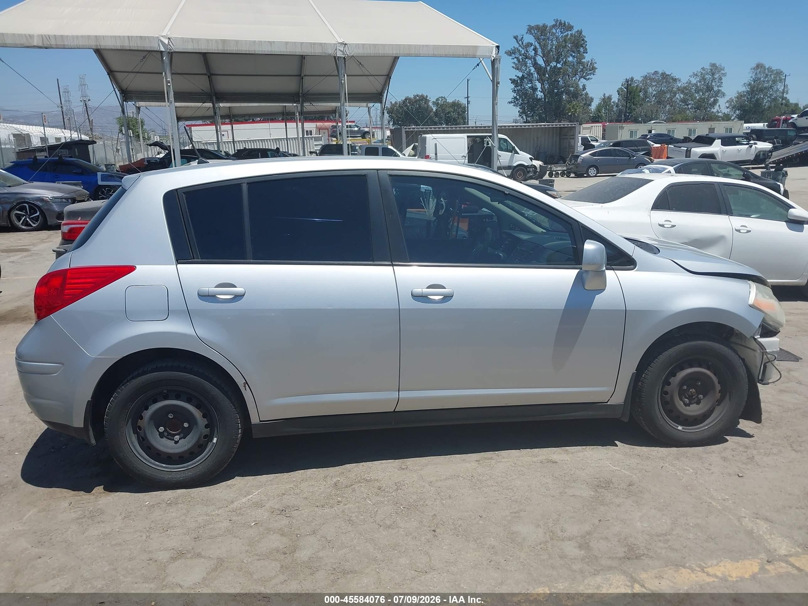 2009 Nissan Versa 1.8s Silver vin: 3N1BC13E69L402038
