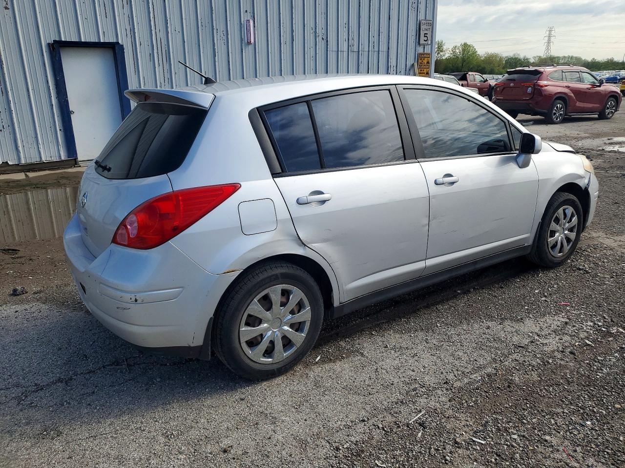 2008 Nissan Versa 1.8 S Серебряный vin: 3N1BC13E78L360560