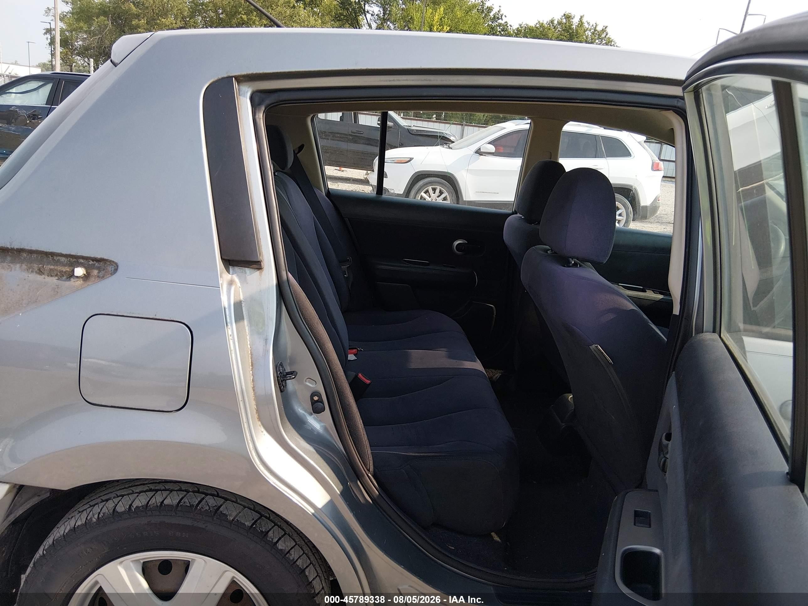 2008 Nissan Versa 1.8 S Silver vin: 3N1BC13E88L398427