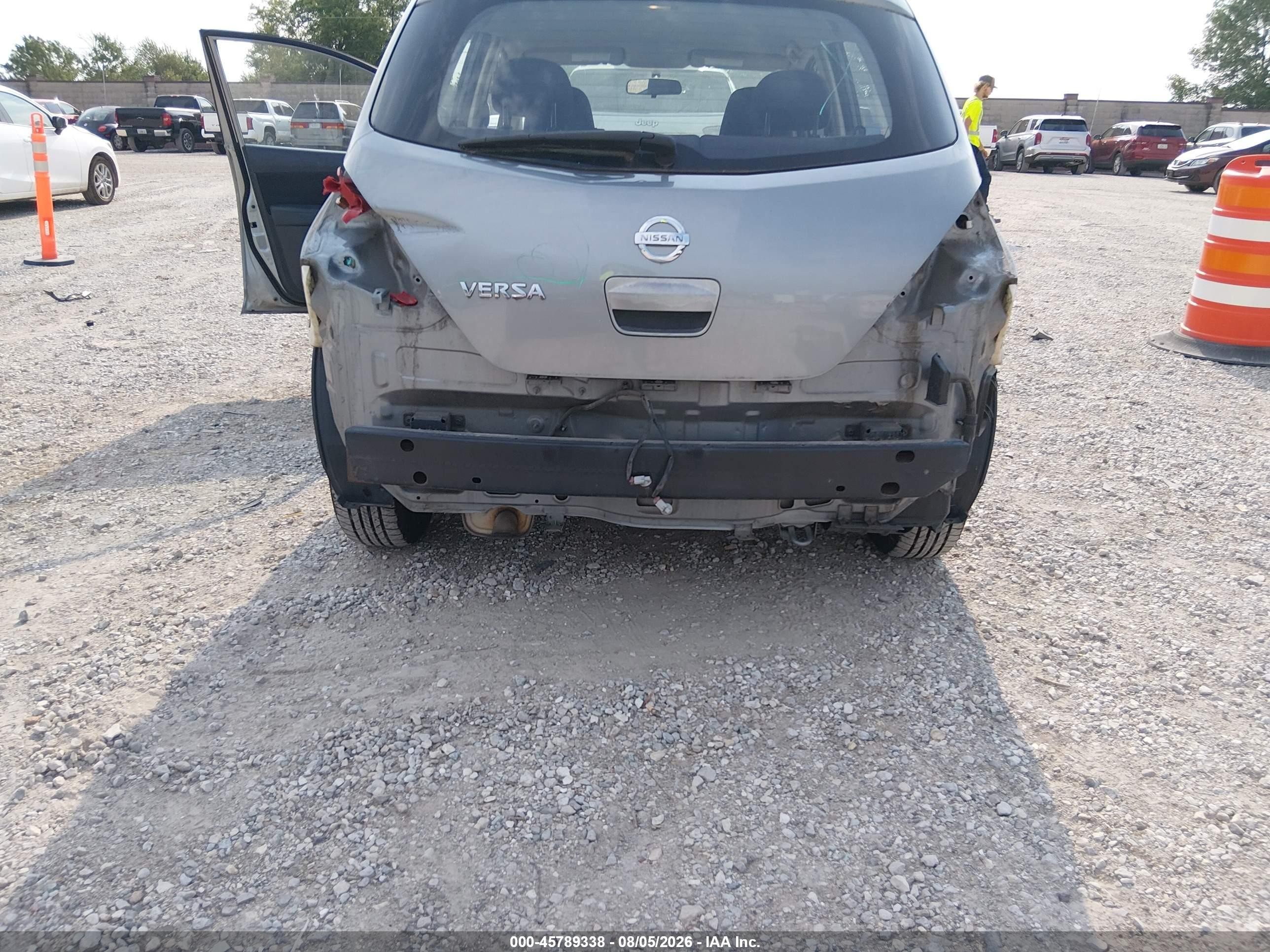 2008 Nissan Versa 1.8 S Silver vin: 3N1BC13E88L398427