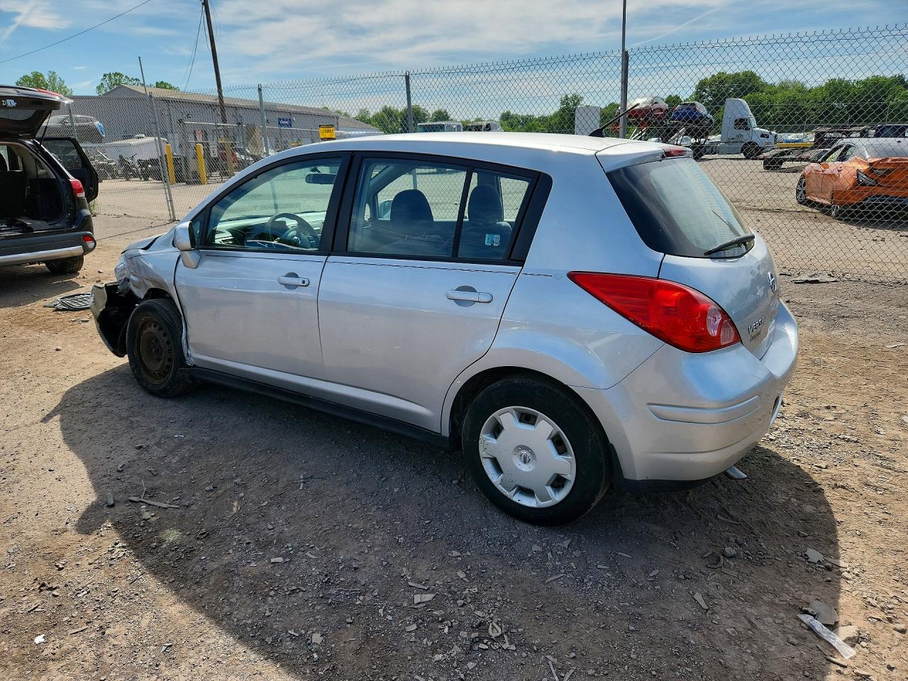 2009 Nissan Versa 1.8 S Silver vin: 3N1BC13E89L390569