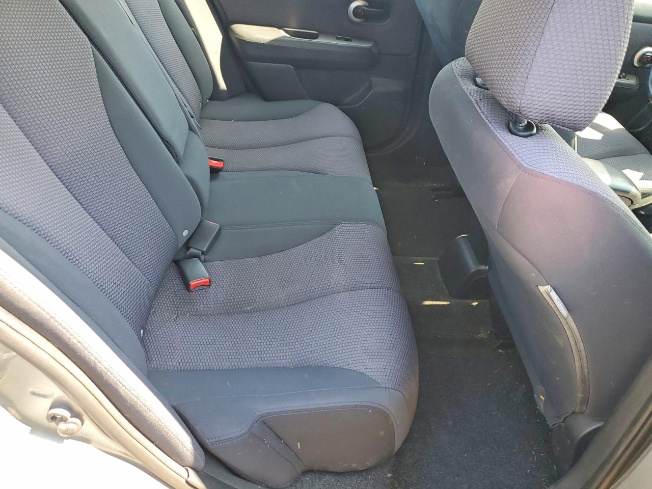 2008 Nissan Versa 1.8 S Silver vin: 3N1BC13E98L360706