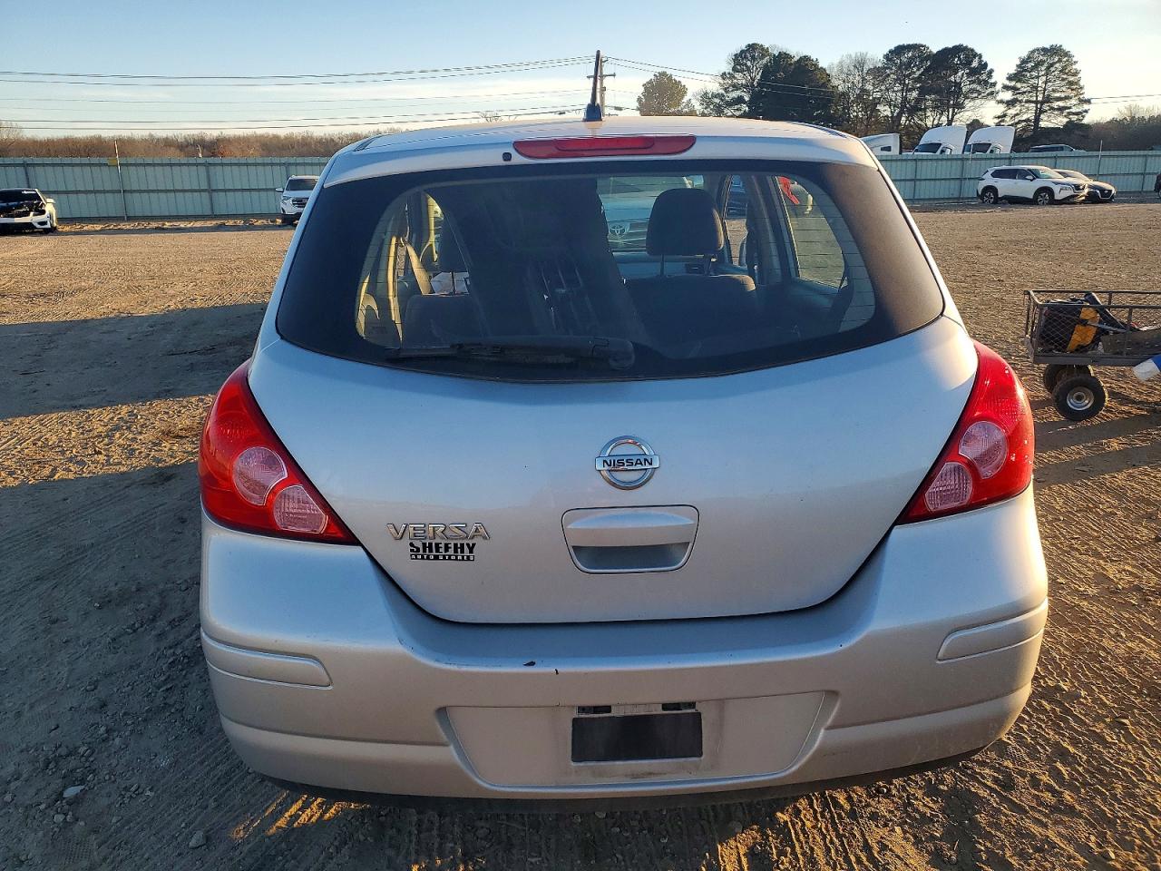 2008 Niss Versa Silver vin: 3N1BC13E98L431967