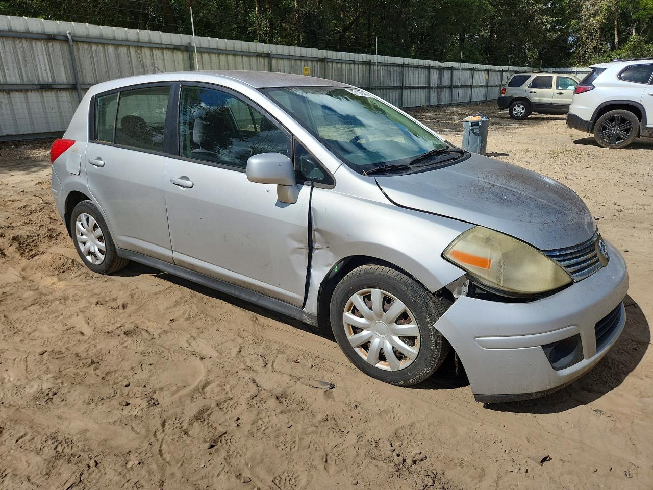 2009 Nissan Versa 1.8 S Серебряный vin: 3N1BC13E99L400817