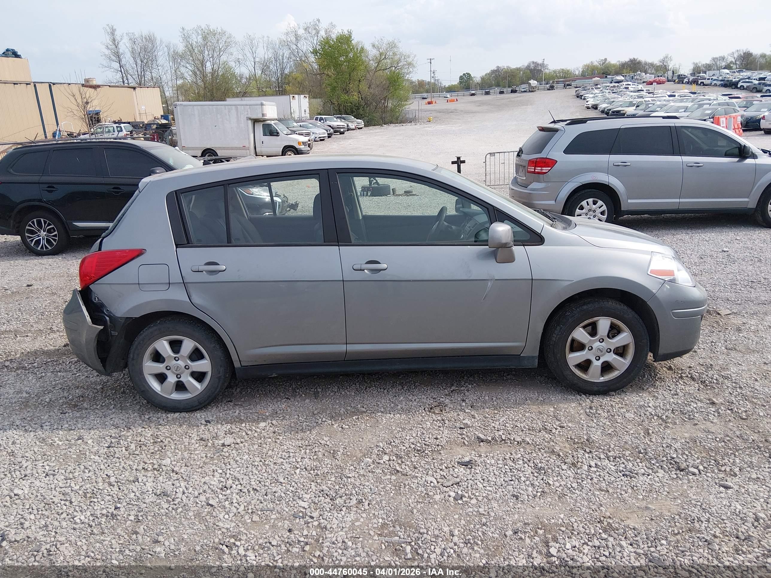 2009 Nissan Versa 1.8sl Серебряный vin: 3N1BC13E99L401014
