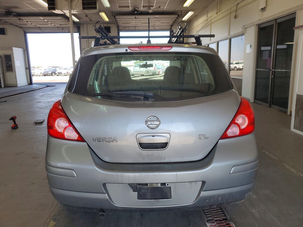 2009 Niss Versa Sl 4d Hatchbac Silver vin: 3N1BC13EX9L403726