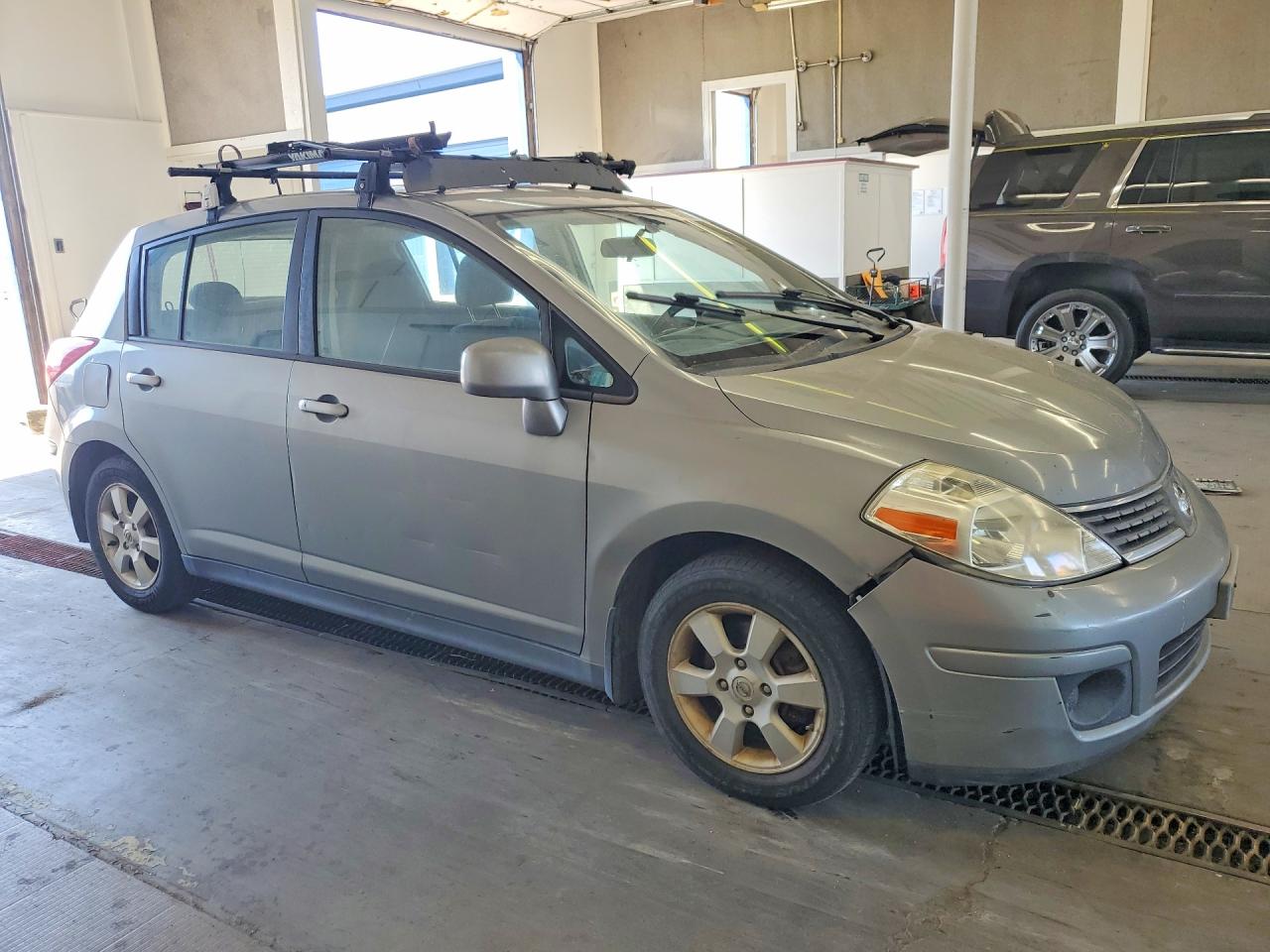 2009 Niss Versa Sl 4d Hatchbac Silver vin: 3N1BC13EX9L403726