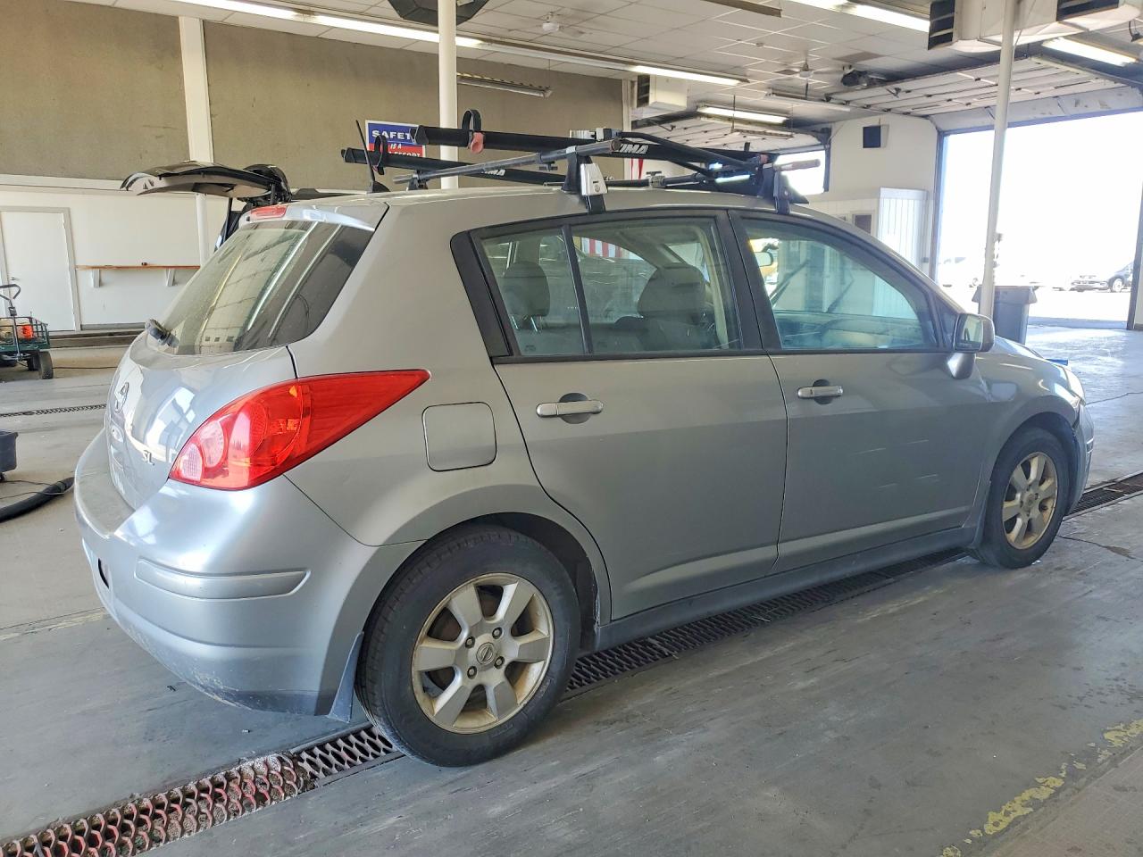 2009 Niss Versa Sl 4d Hatchbac Silver vin: 3N1BC13EX9L403726